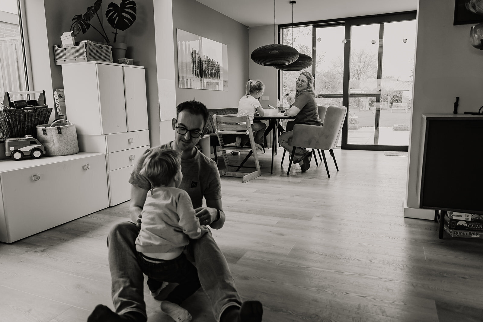gezinsfotoshoot fotoshoot gezin gezinsfotografie gezinsfotograaf gezinsfotoshoot eindhoven gezinsshoot zwangerschap gezinsshoot buiten spontane gezinsfoto'a slledaags geluk
