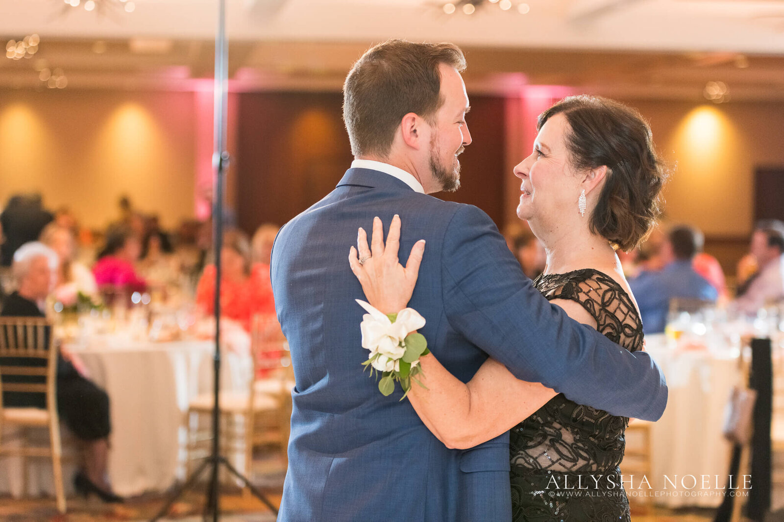 Wedding-at-River-Club-of-Mequon-867
