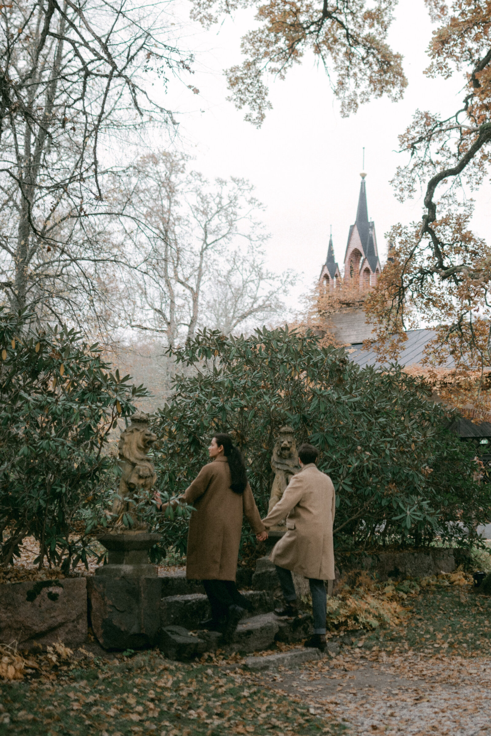 Couple in the park of Mustio Manor on a photography session with photographer Hannika Gabrielsson