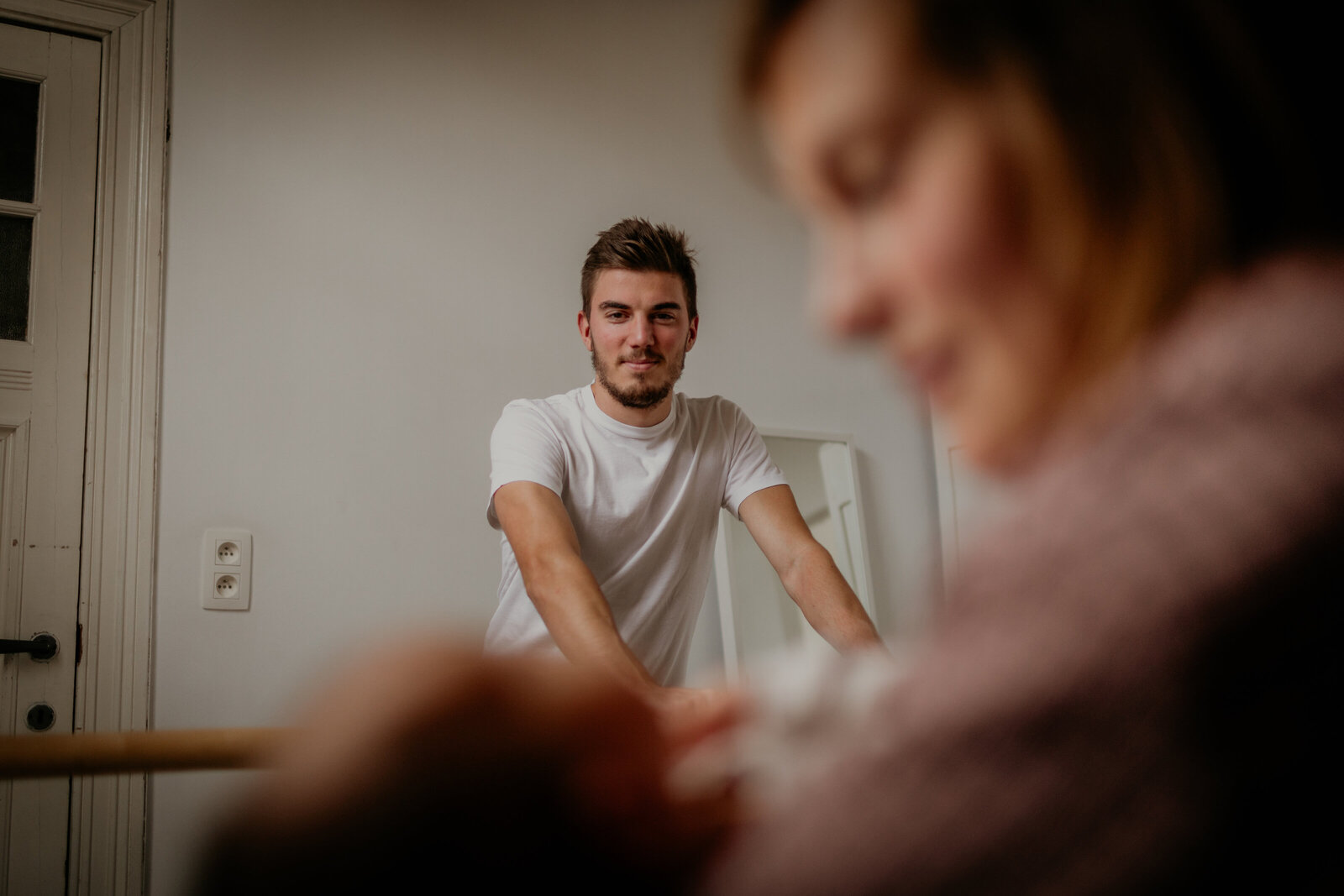 Papa trots kijkend naar vrouw en baby