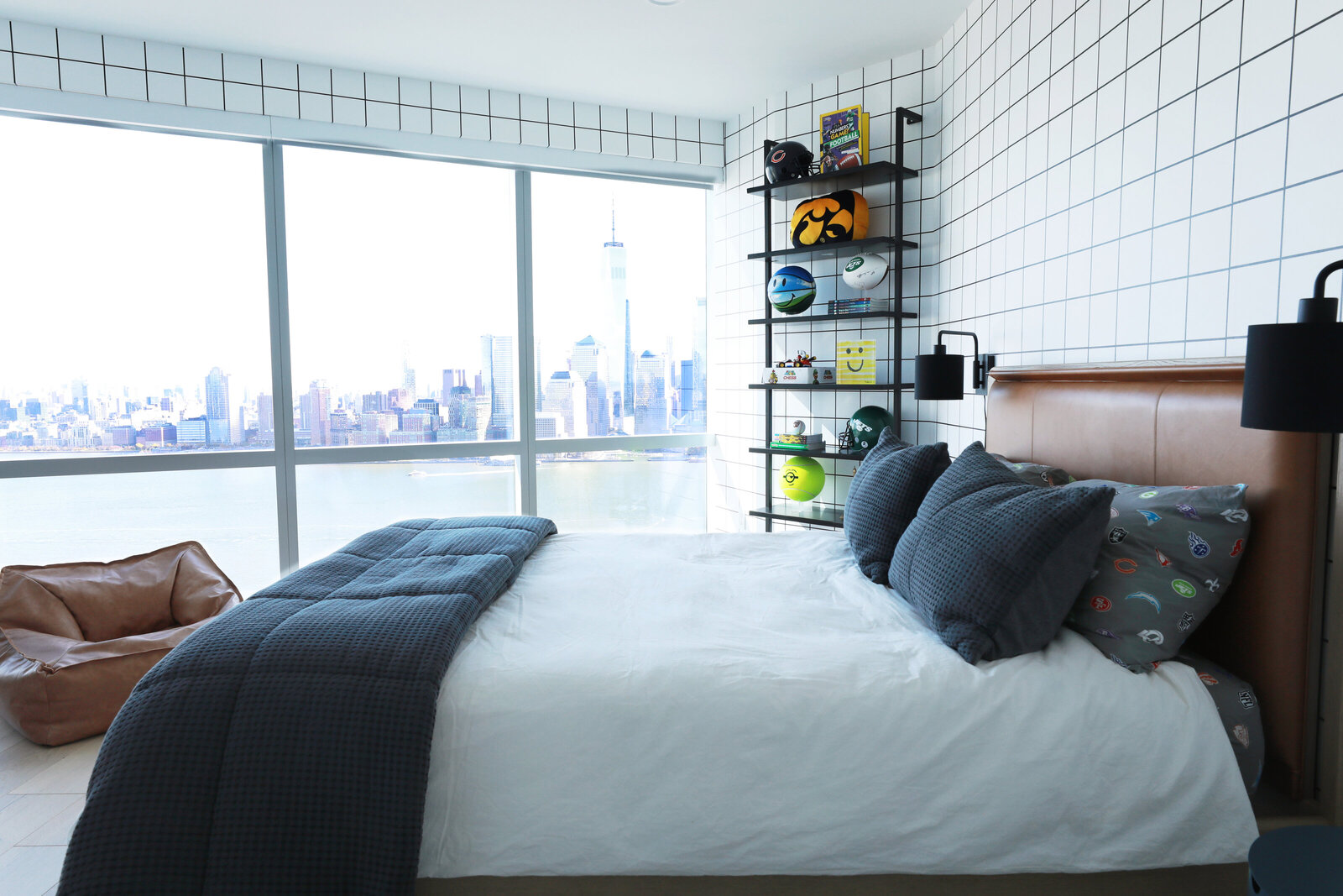 BOYS-BEDROOM-GRAPHIC-WALLPAPER-TWEEN-ORGANIZATION-2