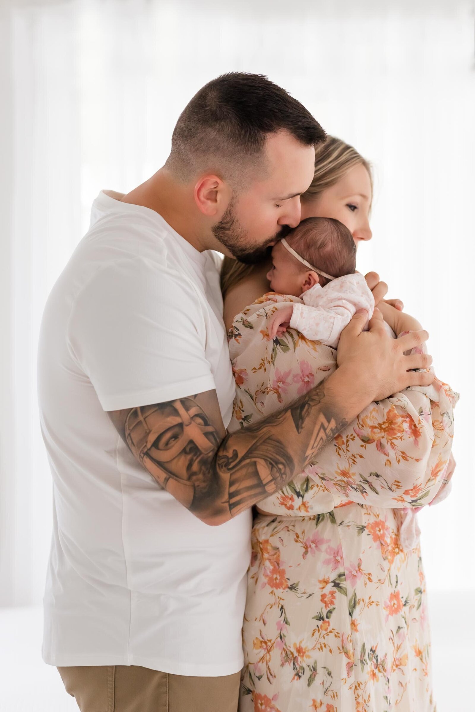 newborn photos in orlando with parents snuggling baby