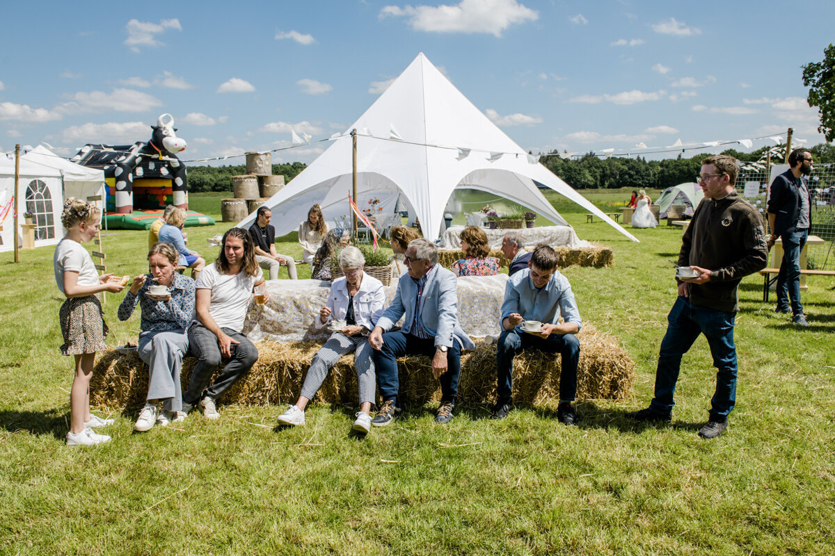 Festival bruiloft, boeren bruiloft, trouwfotograaf Friesland, bruidsfotograaf (80)