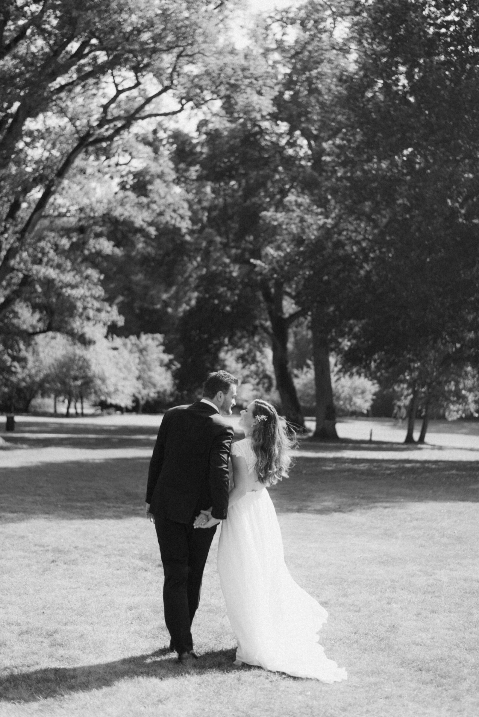 A wedding couple walking in a park during their elopement shoot with wedding photographer Hannika Gabrielsson.