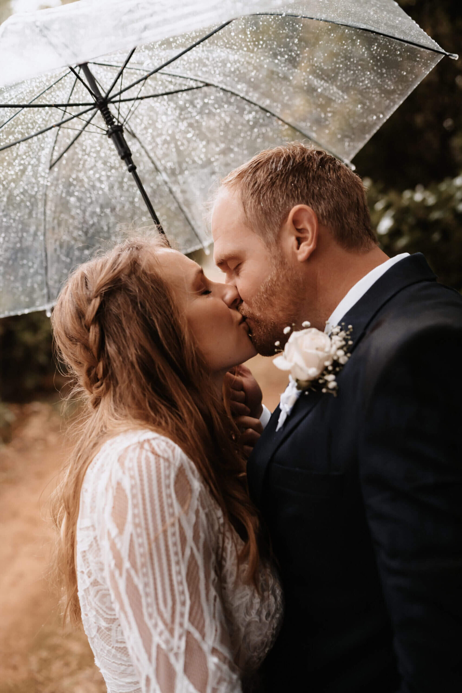 wedding-couple-rain