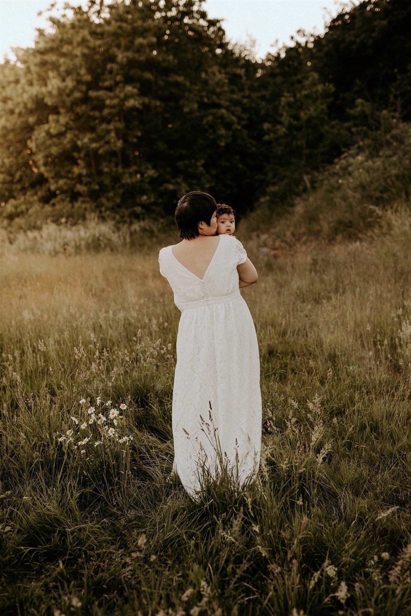 en mamma håller om sin son på deras familjefotografering