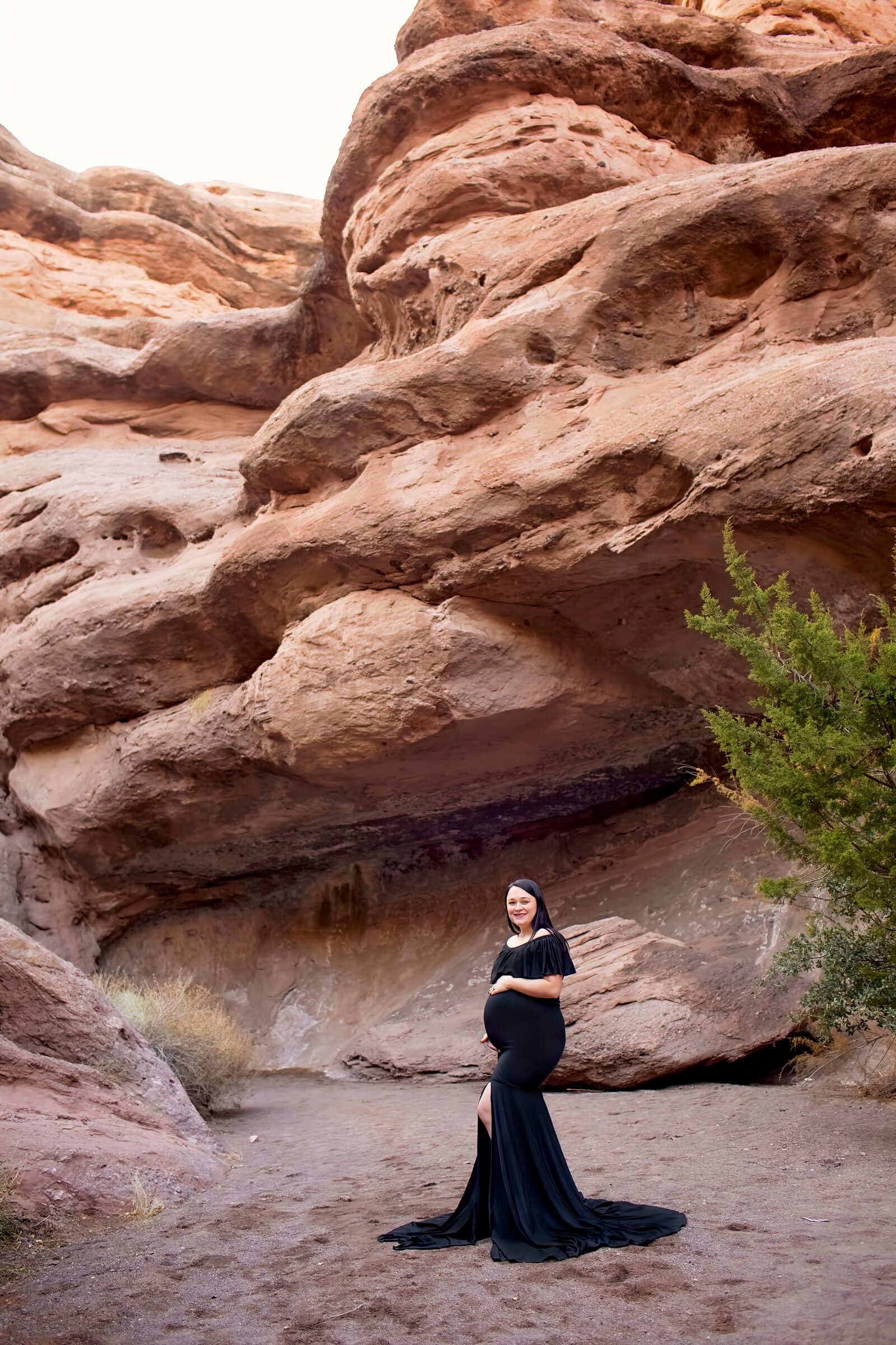 San-Lorenzo-Canyon-slot-canyon-maternity-session-with-a-black-chicaboo-dress