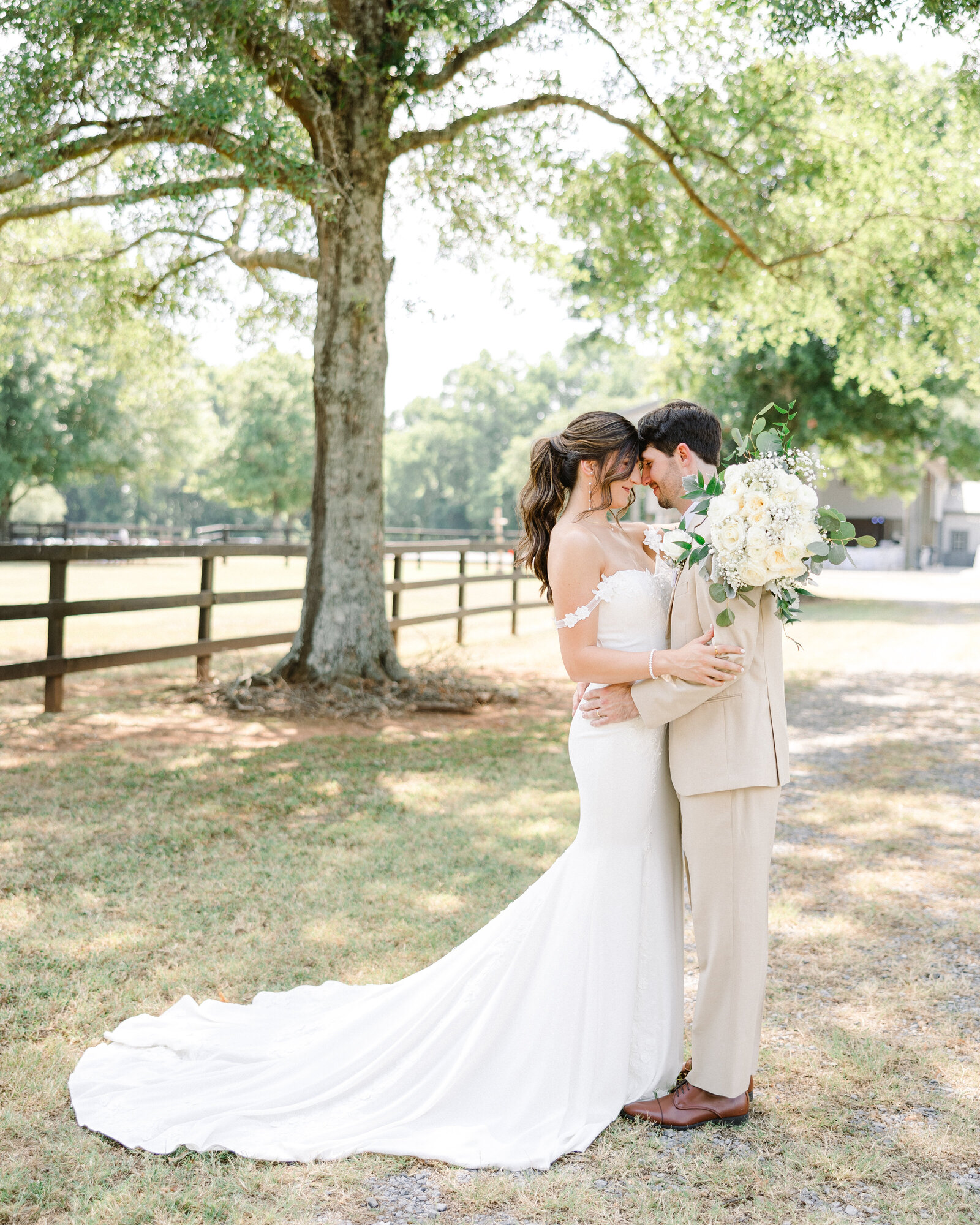 A timeless wedding moment with Lauren and Zac, beautifully captured by Abby Bell Photography, offering fine art wedding photography in Alabama.