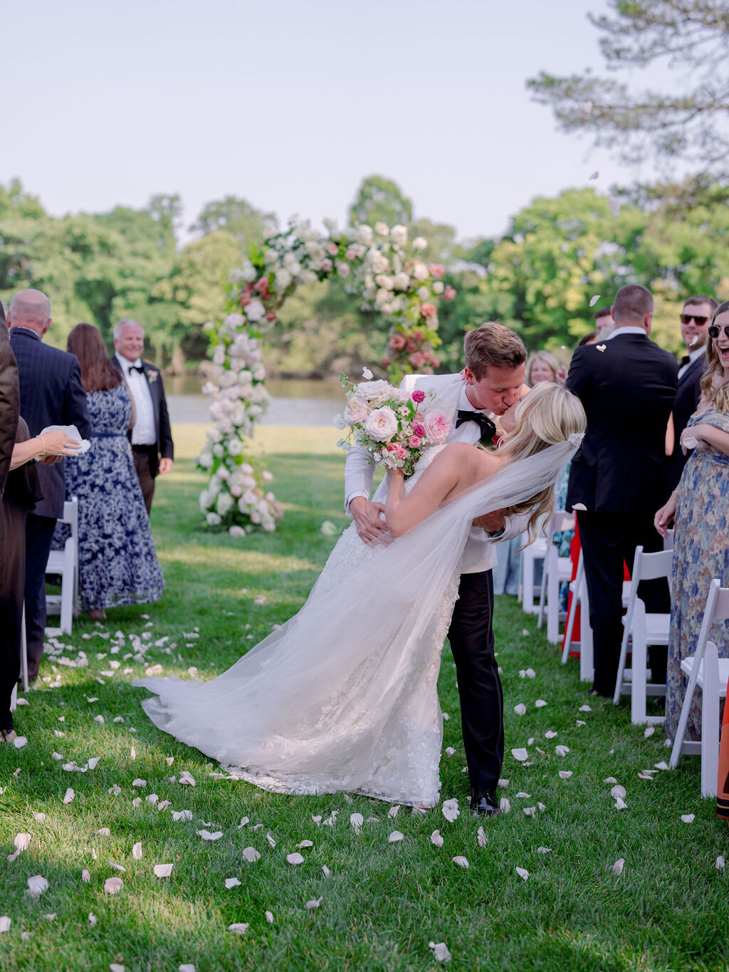 22Kate Campbell Floral The Oaks waterfront summer wedding by Julie Livingston photo