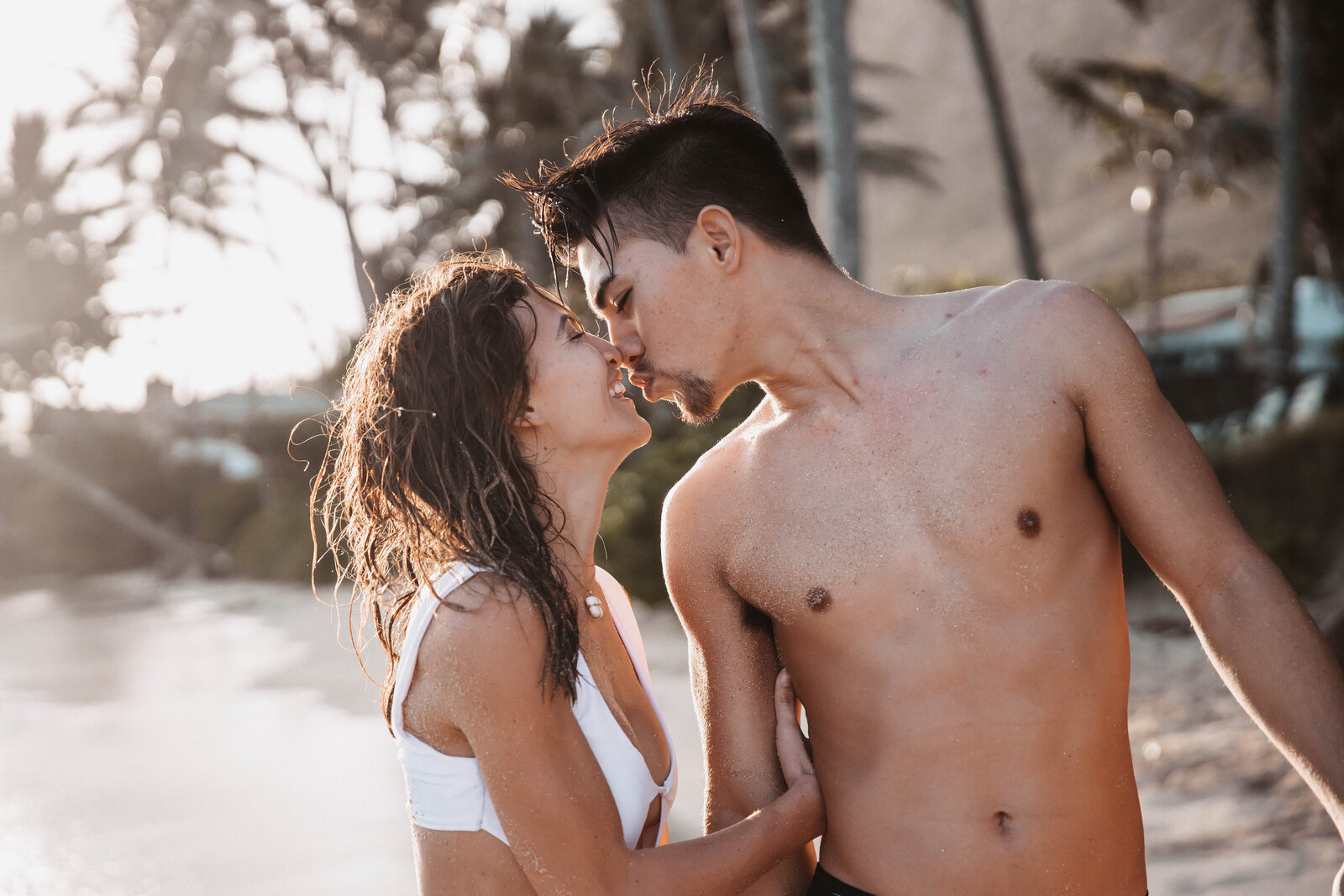 couple-kissing-walking-on-beach