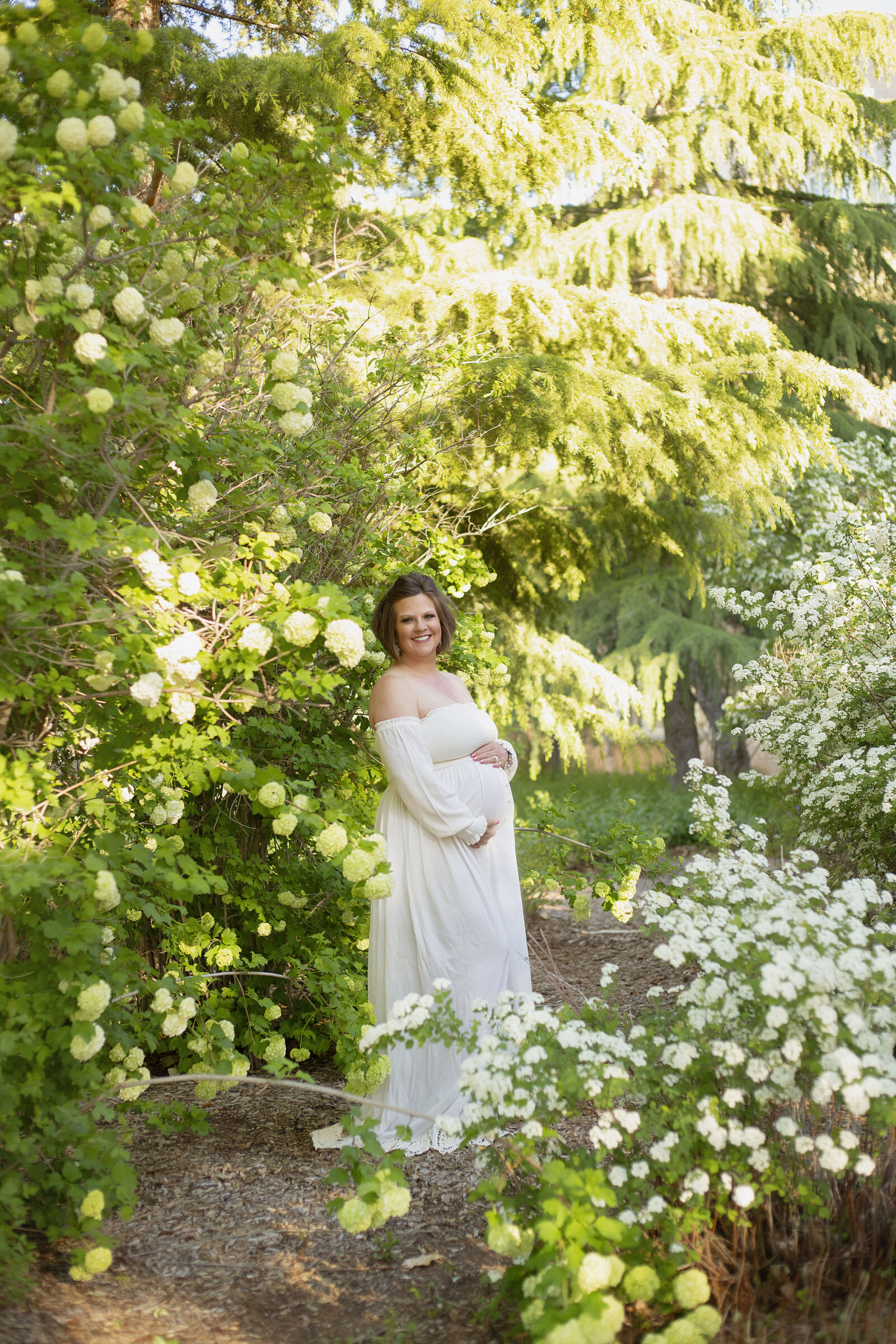 ABQ-maternity-session-with-white-flowers-and-white-dress-in-the-spring
