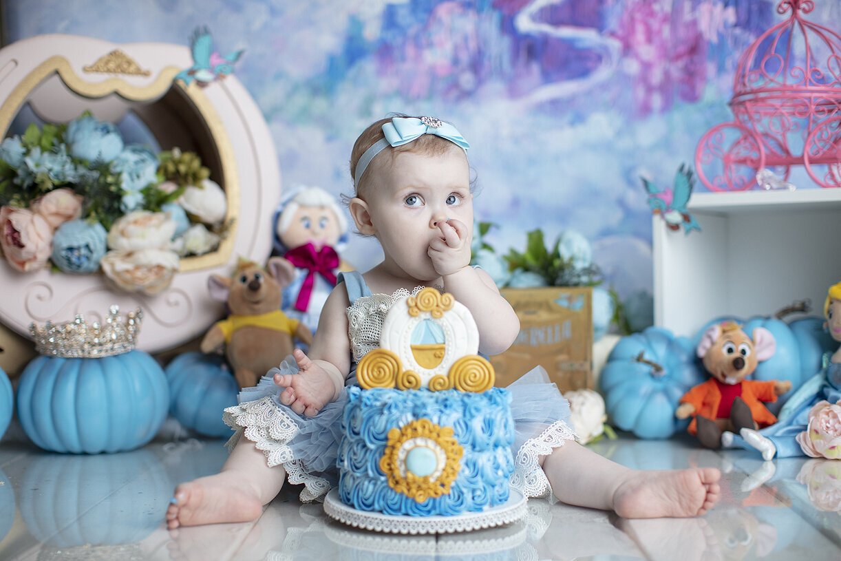 Baby girl eating cake, a Dallas cake smash photographer.