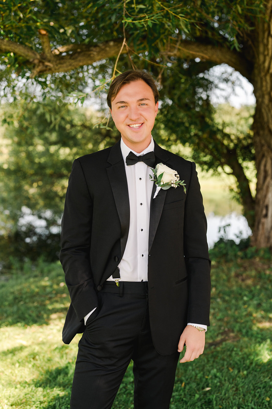 groom-smiling-posing-suit