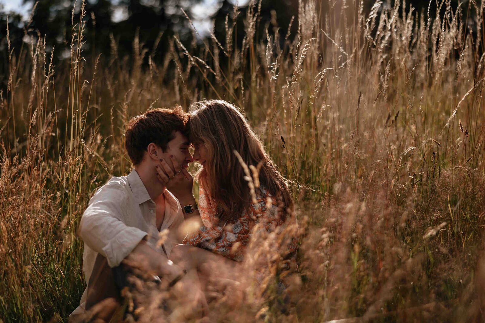 Liefdevolle pre-weddingshoot bij zonsondergang, professioneel vastgelegd door bruidsfotograaf Melissa Boer.
