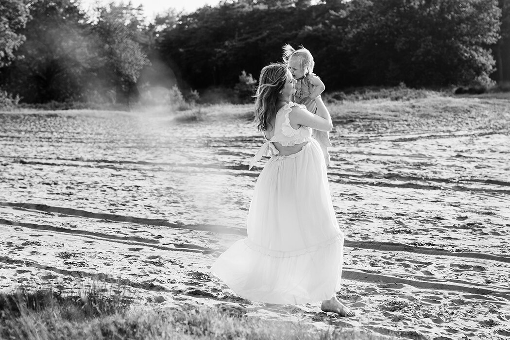 Gezinsfotos zandvlakte, gezinsfotoshootbrabant, moederdochtershoot, rucphen, zundert, achtmaal, roosendaal, schijf, rijsbergen, zwangerschapsfotoshootbrabant