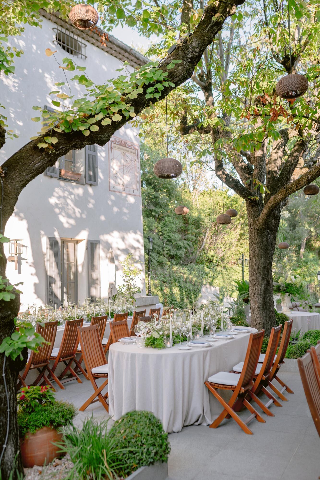a natural and organic floral decoration for a outdoor wedding