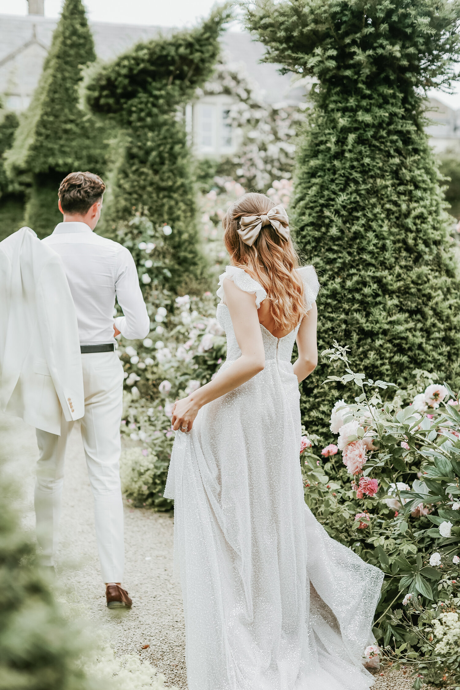 Euridge-Manor-wedding-couple-walking-away