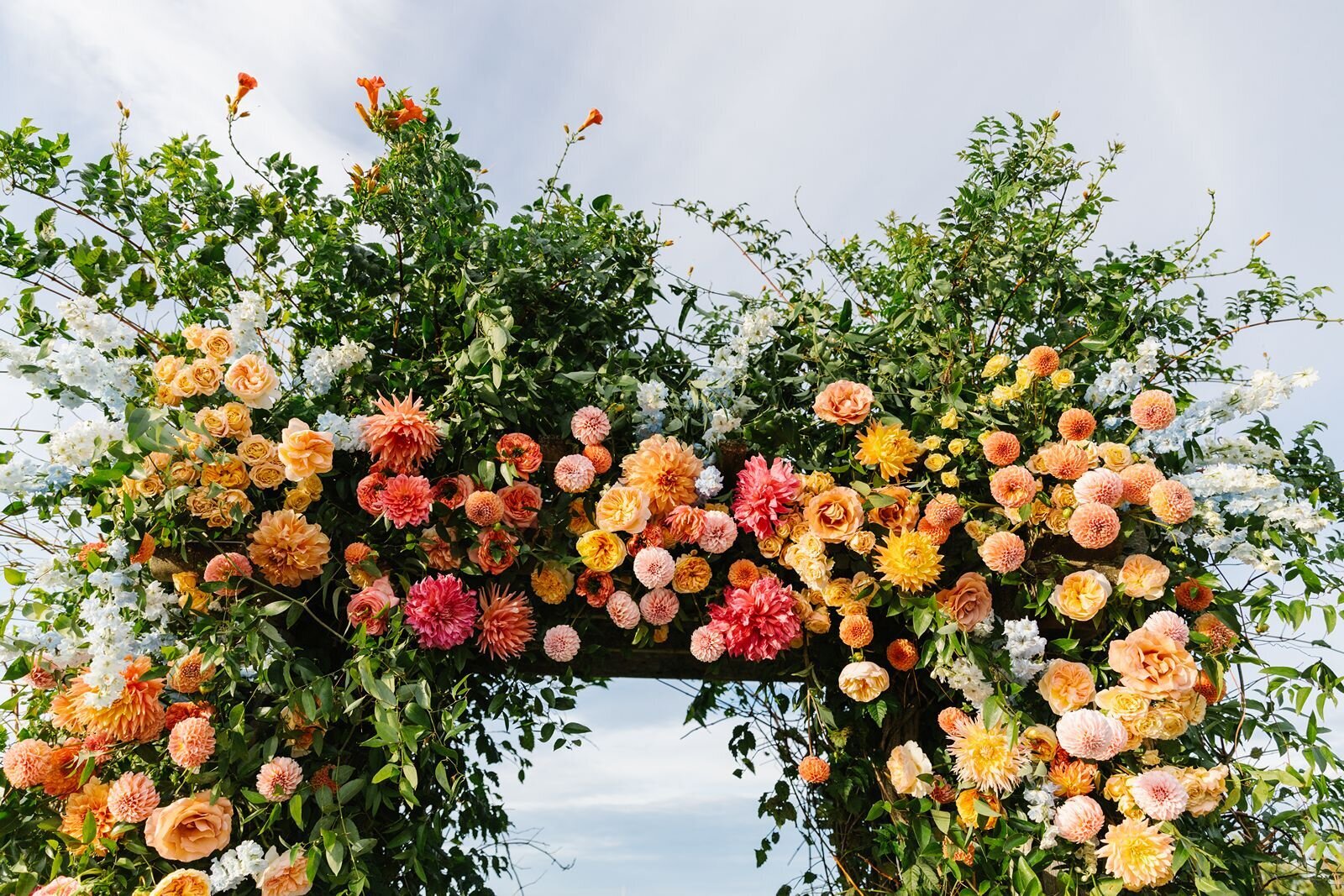 leila-james-events-newport-rhode-island-luxury-wedding-planner-castle-hill-inn-venue-erin-mcginn-wedding-photographer-bright-florals-CH0496 copy