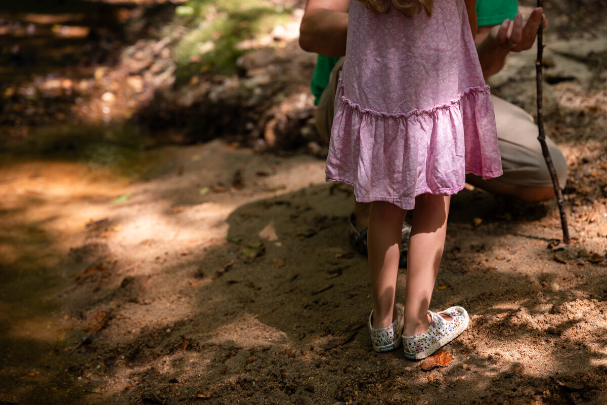 LightCreative_202408_NicoleDavid_PlayingAtTheCreek_SpringCandidPhotoSession_RaleighDocumentaryFamilyPhotographer_006_blog