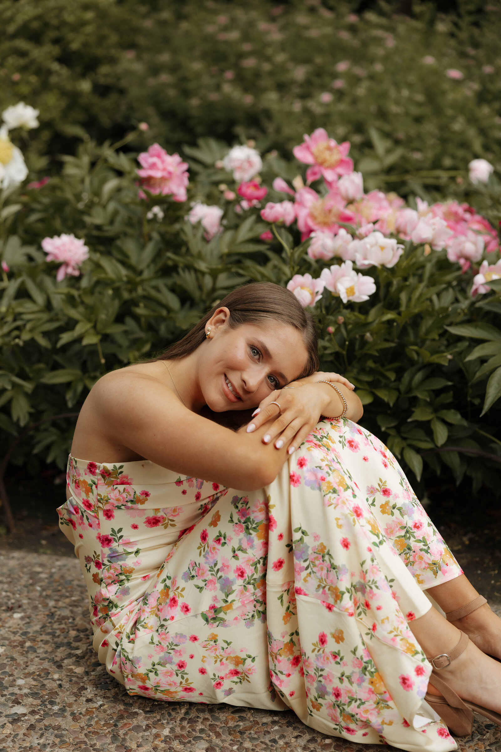 St. Louis Mo Botanical Gardens senior portrait session in the spring with beautiful florals