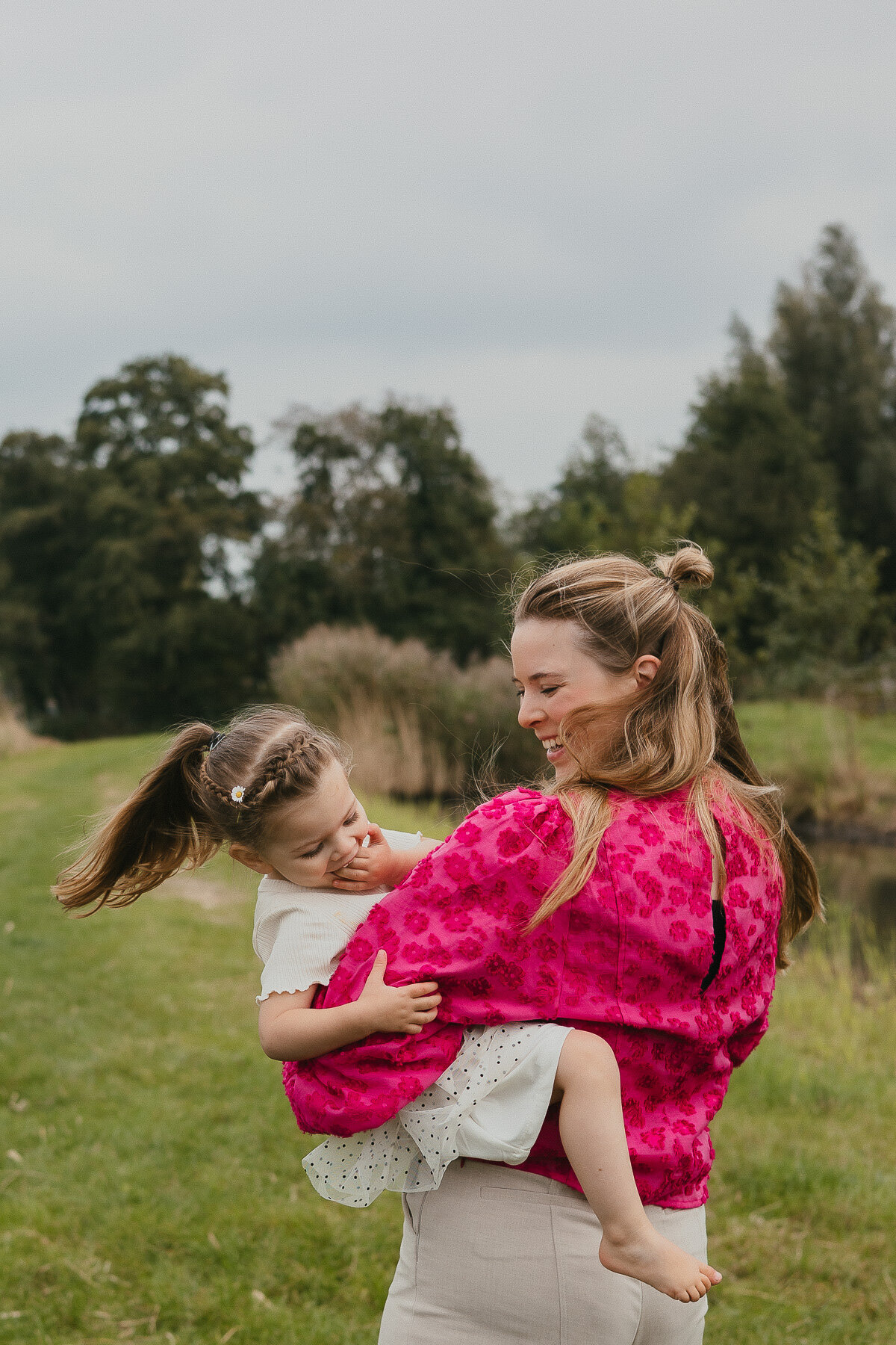 Ontspannen fotoshoot buiten op locatie