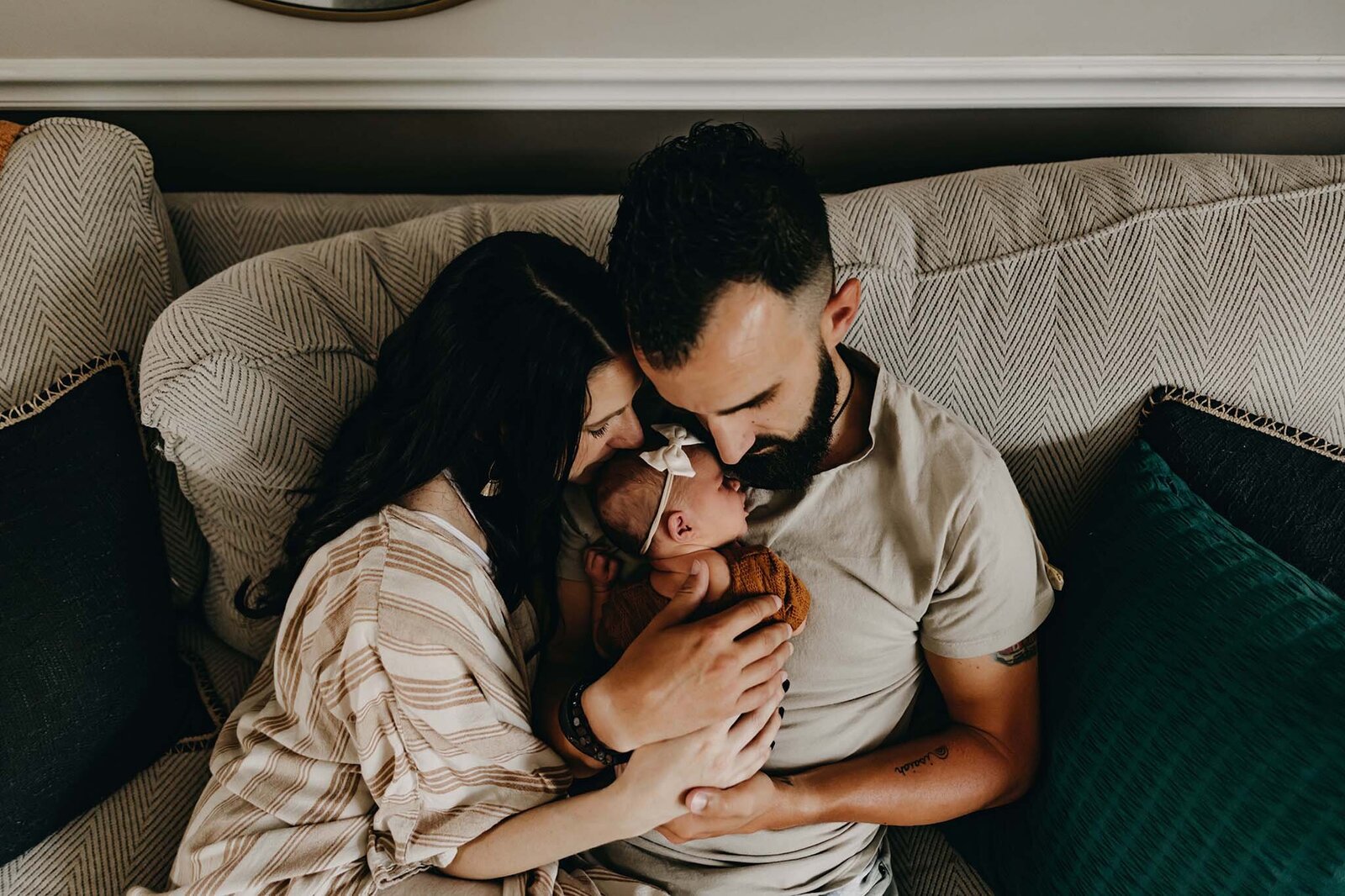 mom-and-dad-with-newborn