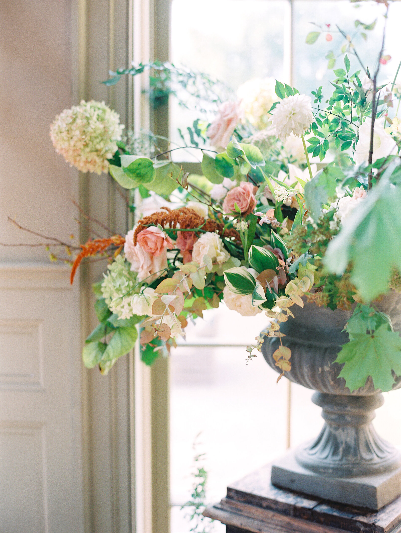 max-owens-design-at-home-floral-arrangements-26-urn-library