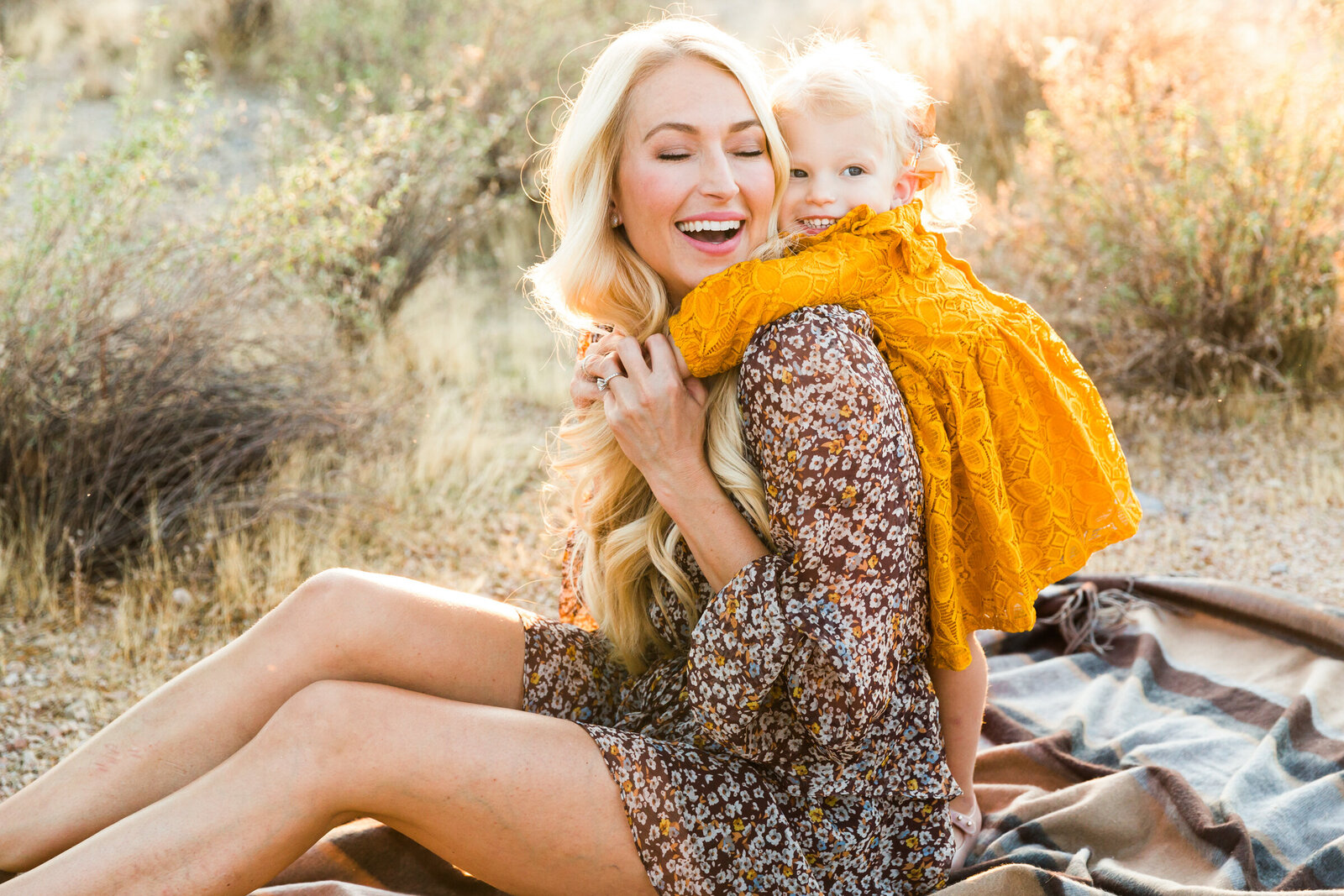 mom and daughter hugging in Scottsdale family photography session
