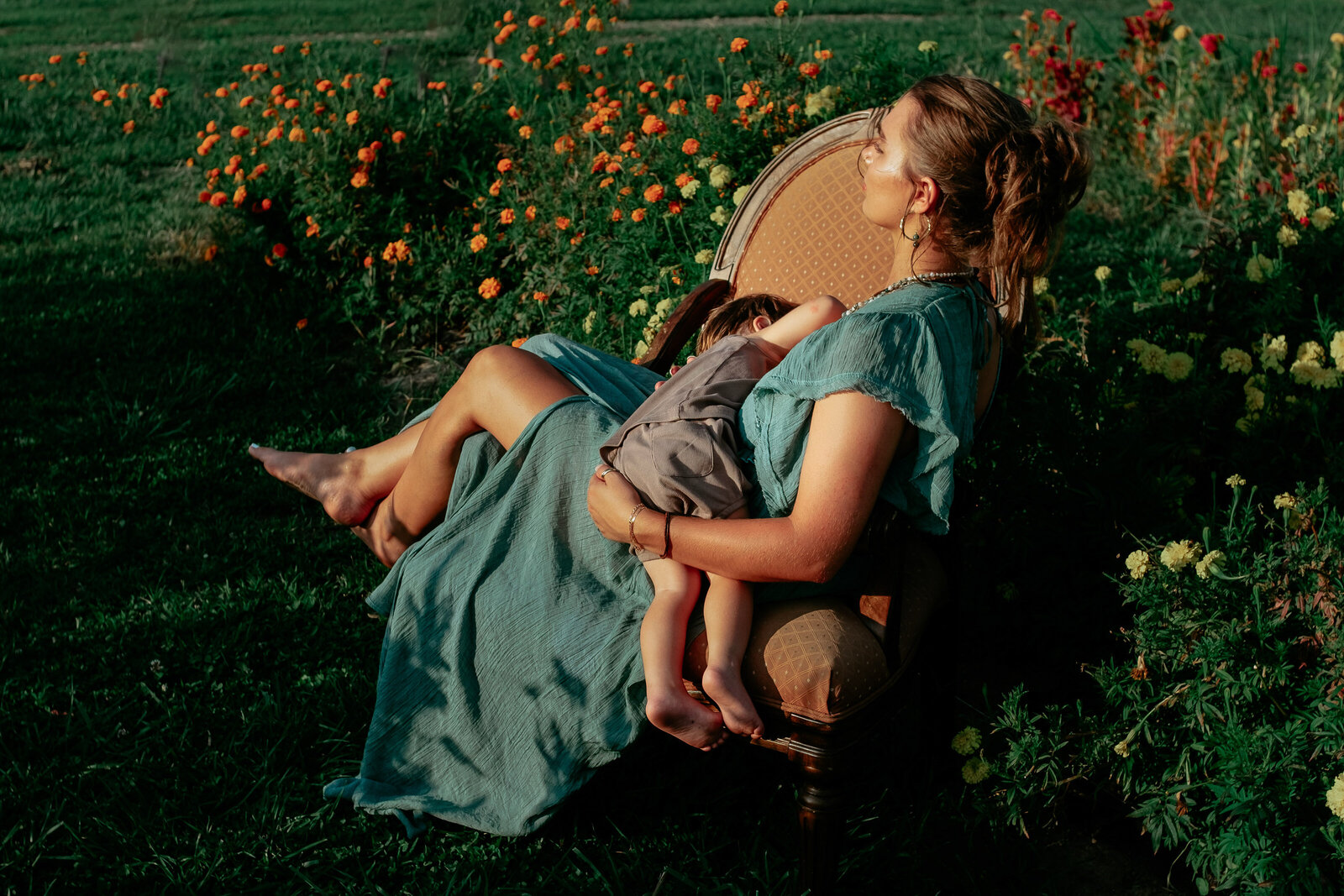 effingham-family-breastfeeding-motherhood-photography-alex-hoedebecke-4