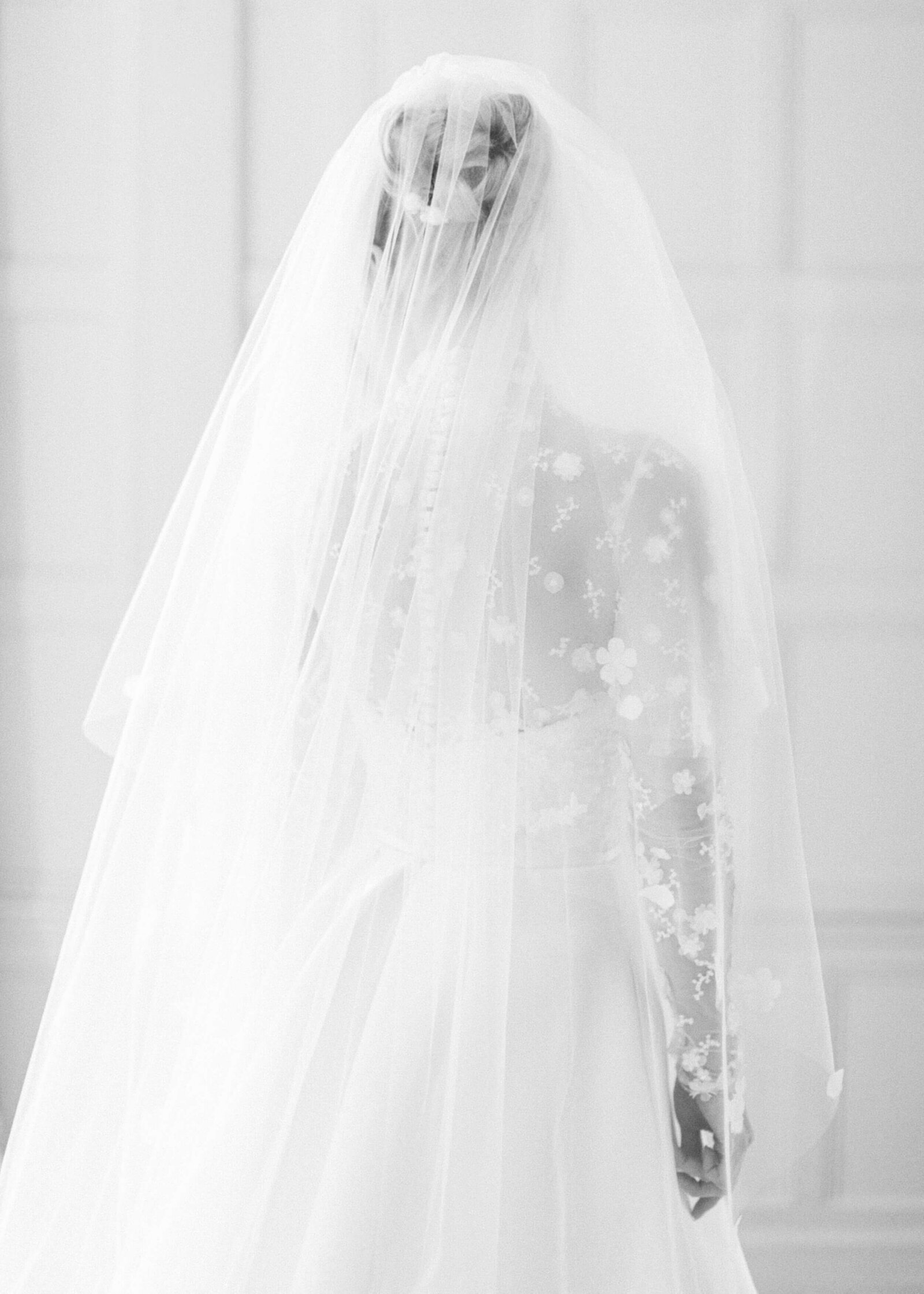 chloe-winstanley-editorial-rock-my-wedding-suzanne-neville-veil-black-white