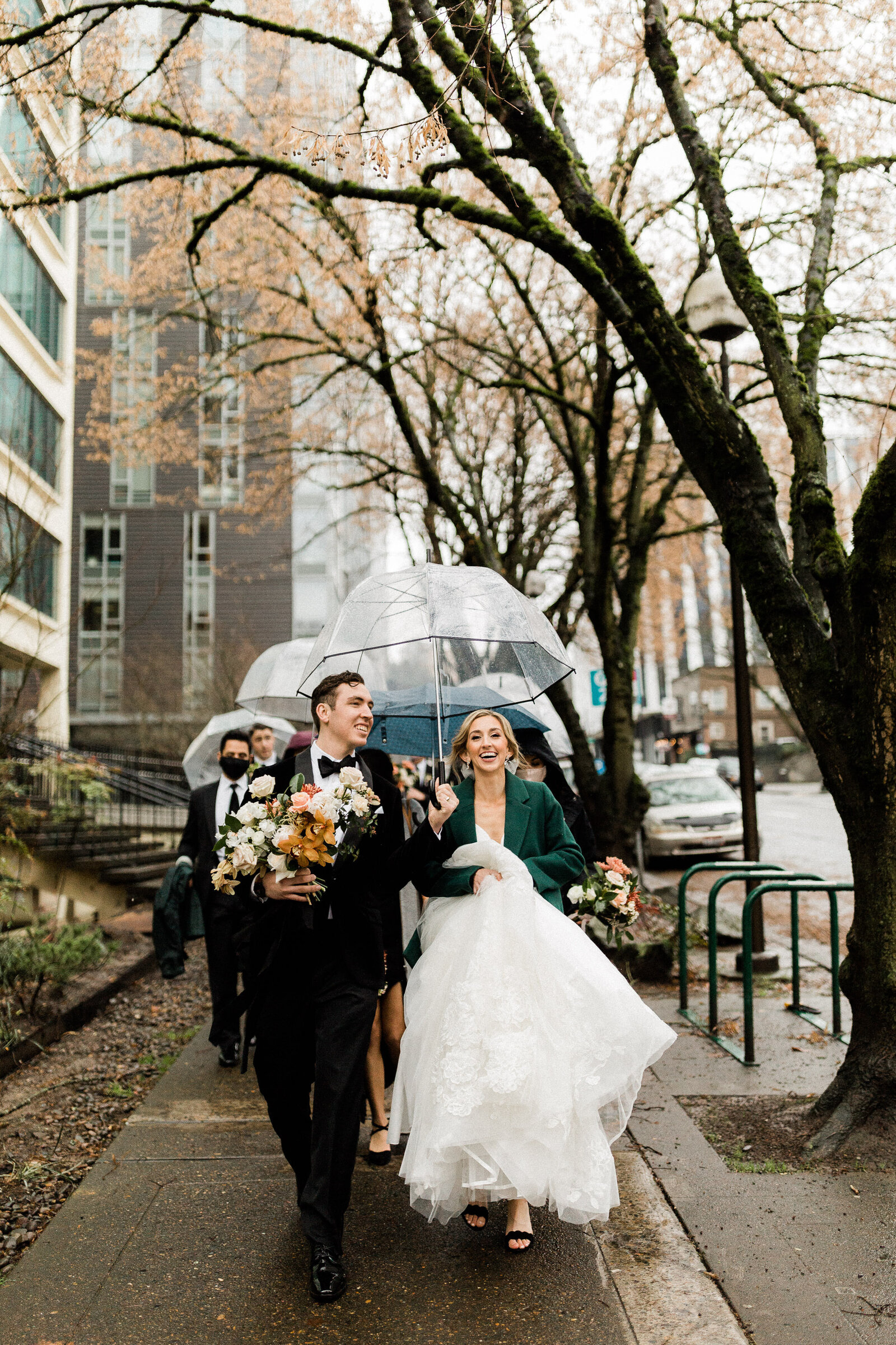bride-groom-rain-umbrellas-portland-oregon-001