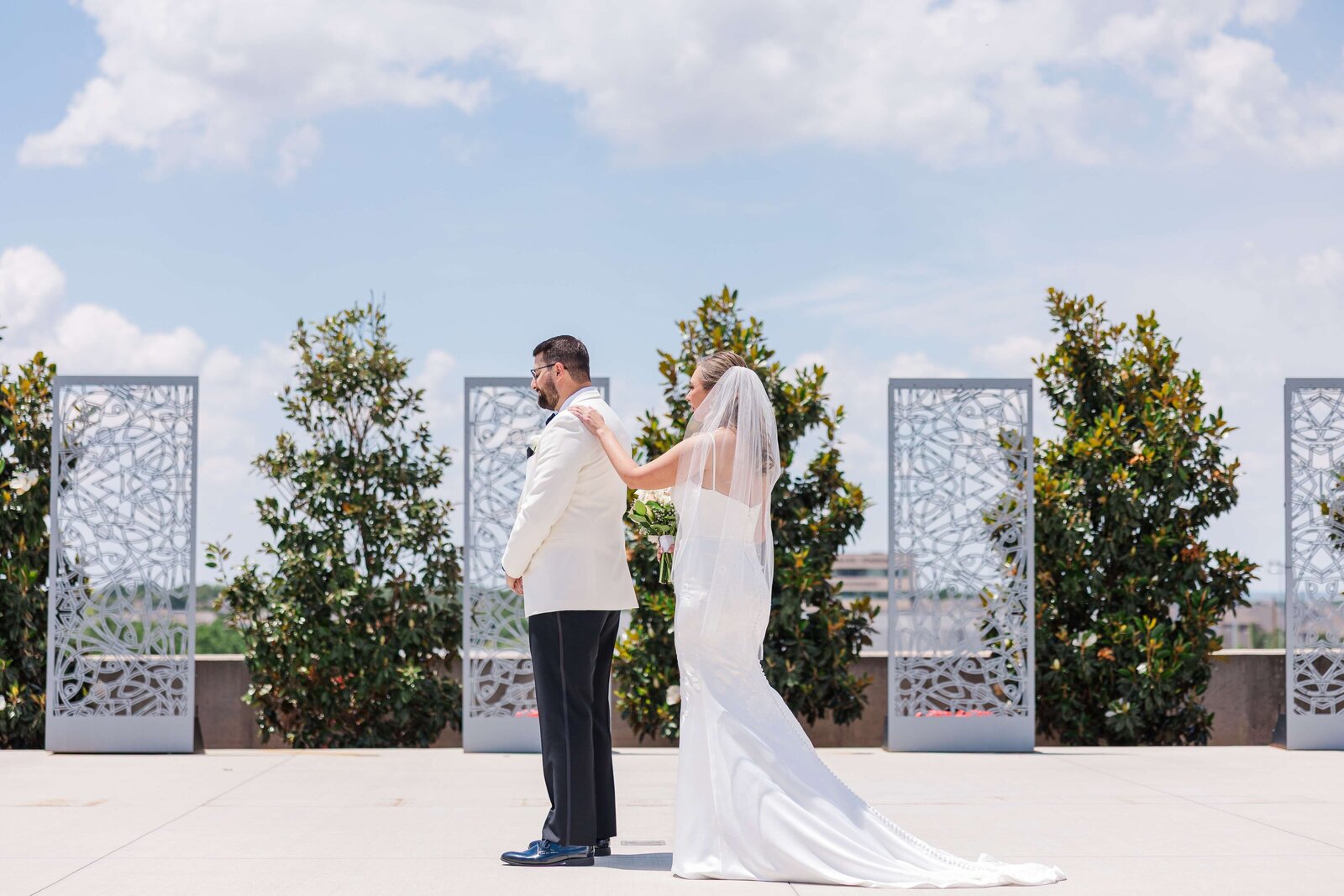 Bride-and-groom-first-look-photography