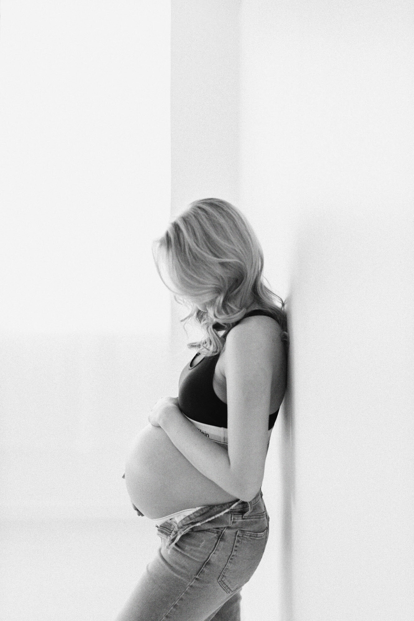 black-and-white-maternity-photos