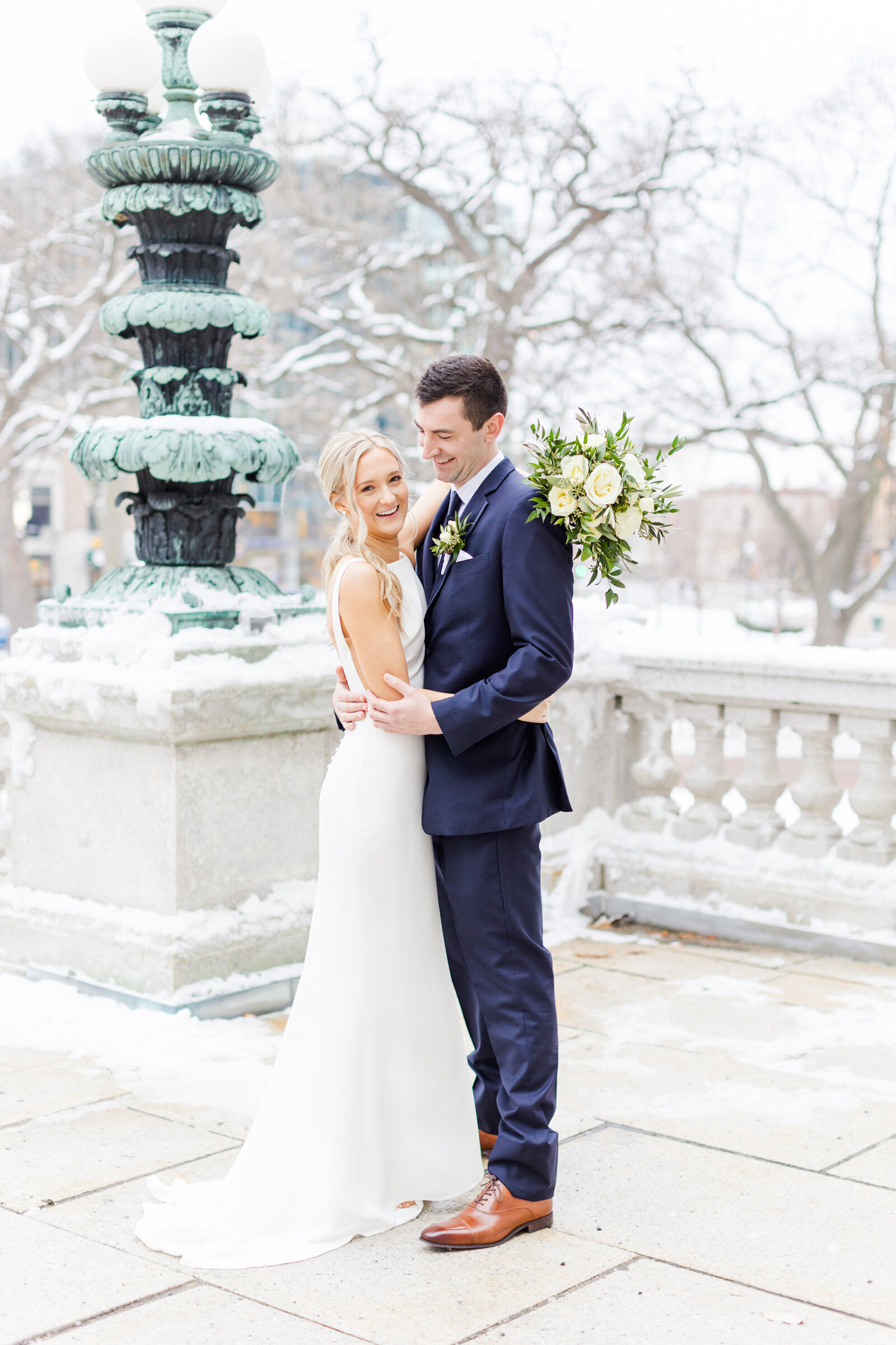 42_winter_wedding_potrait_bride_and_groom_at_wisconsin_state_capitol