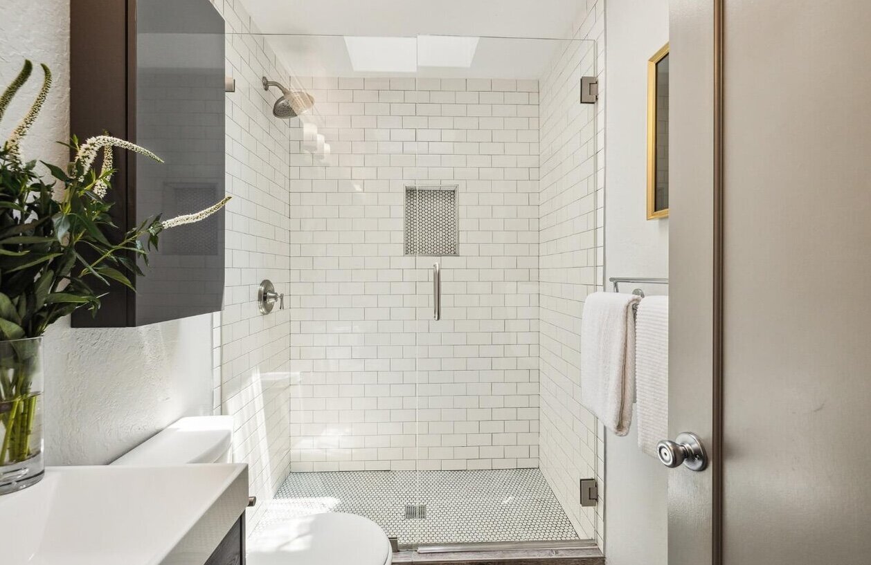 neutral-bathroom-with-subway-tiles-pacifica-ca