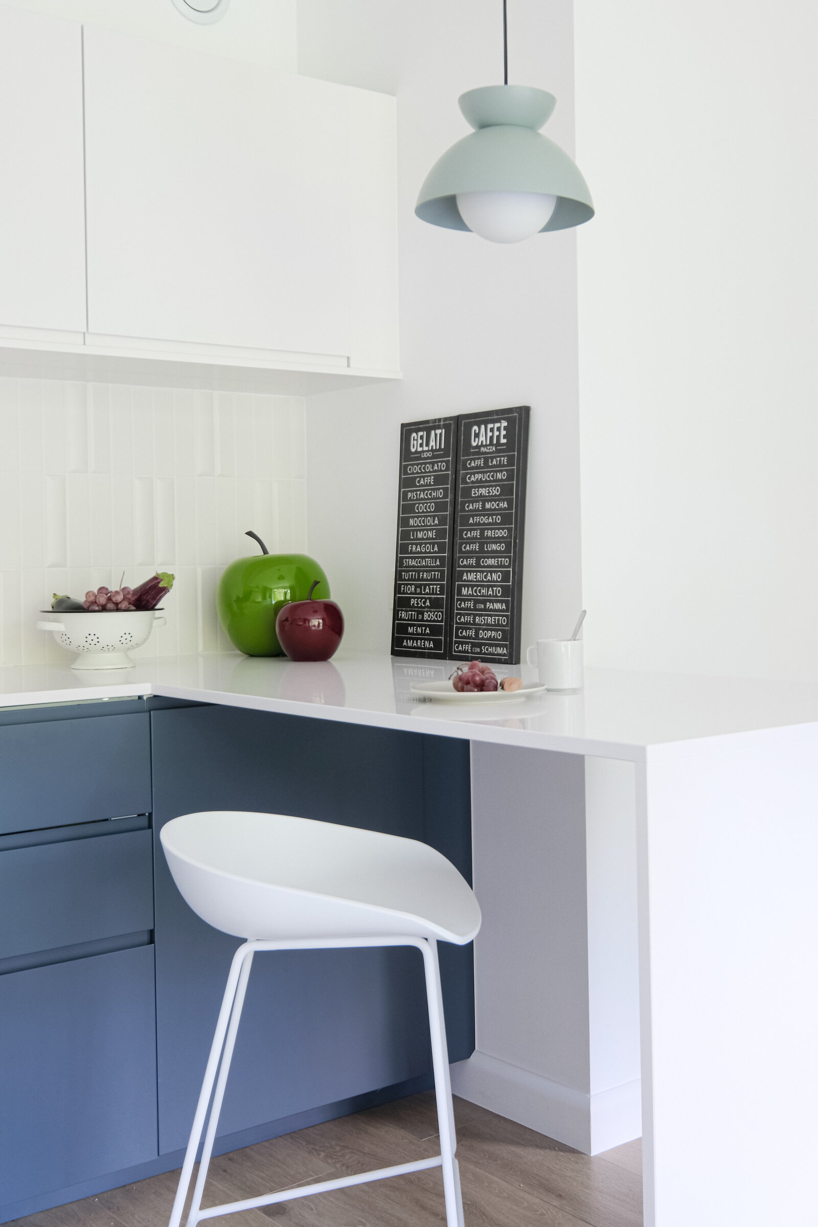 studio_saudade_cuisine_vos_tabouret_hay_blanc_design