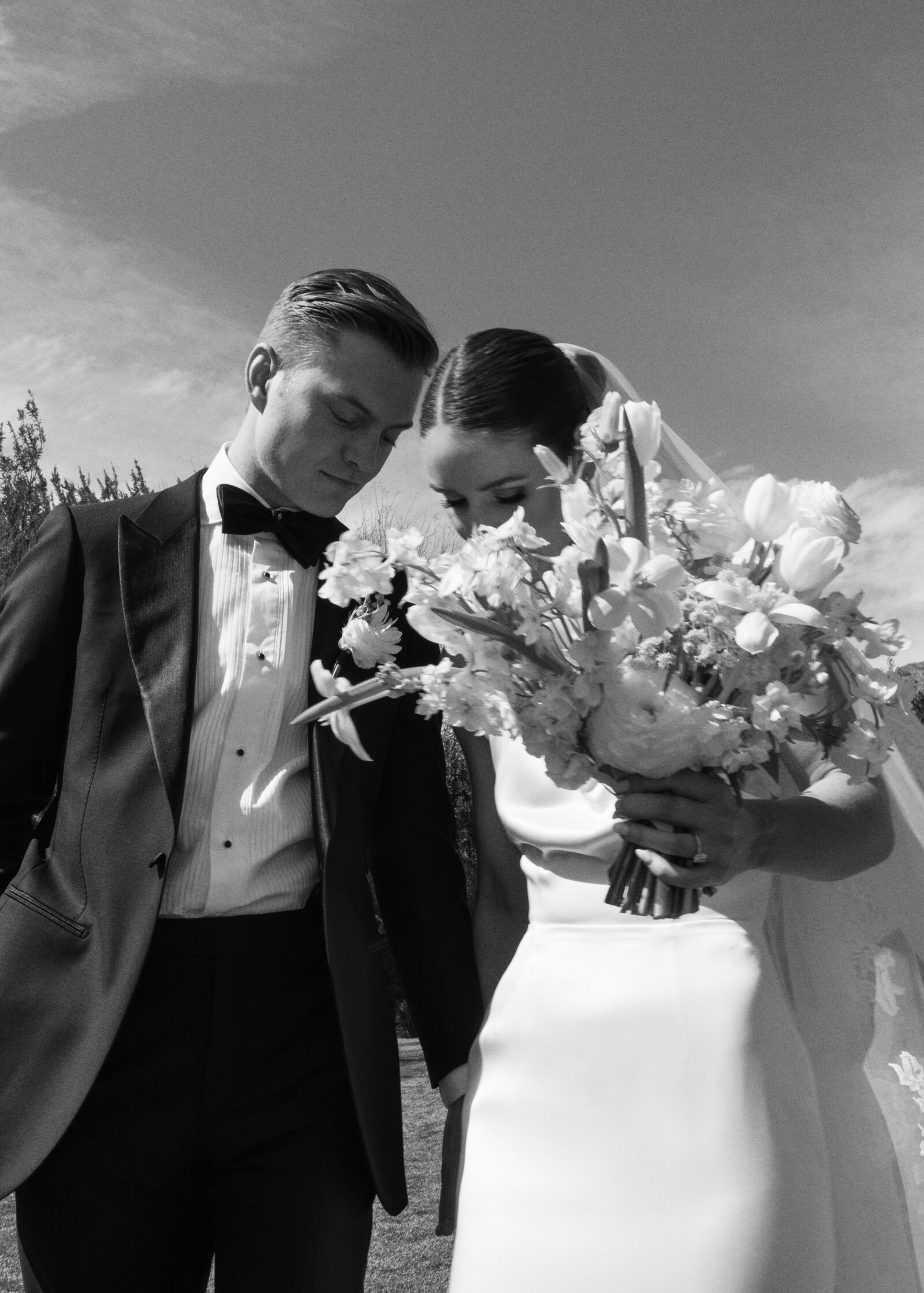 black-white-photography-bride-groom-bouquet-luxury-wedding-flowers