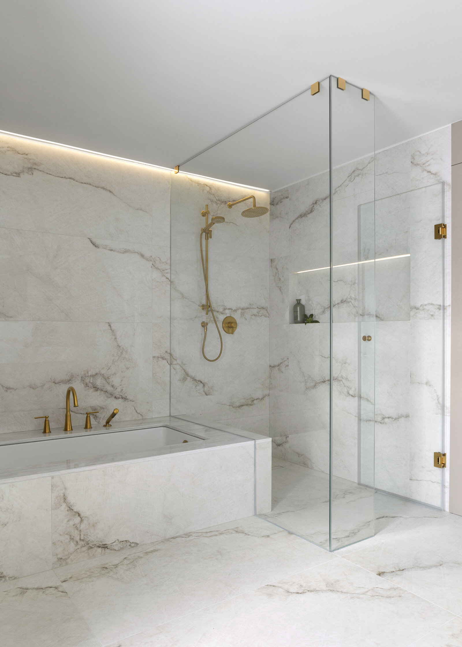 Luxury white and gold bathroom design 