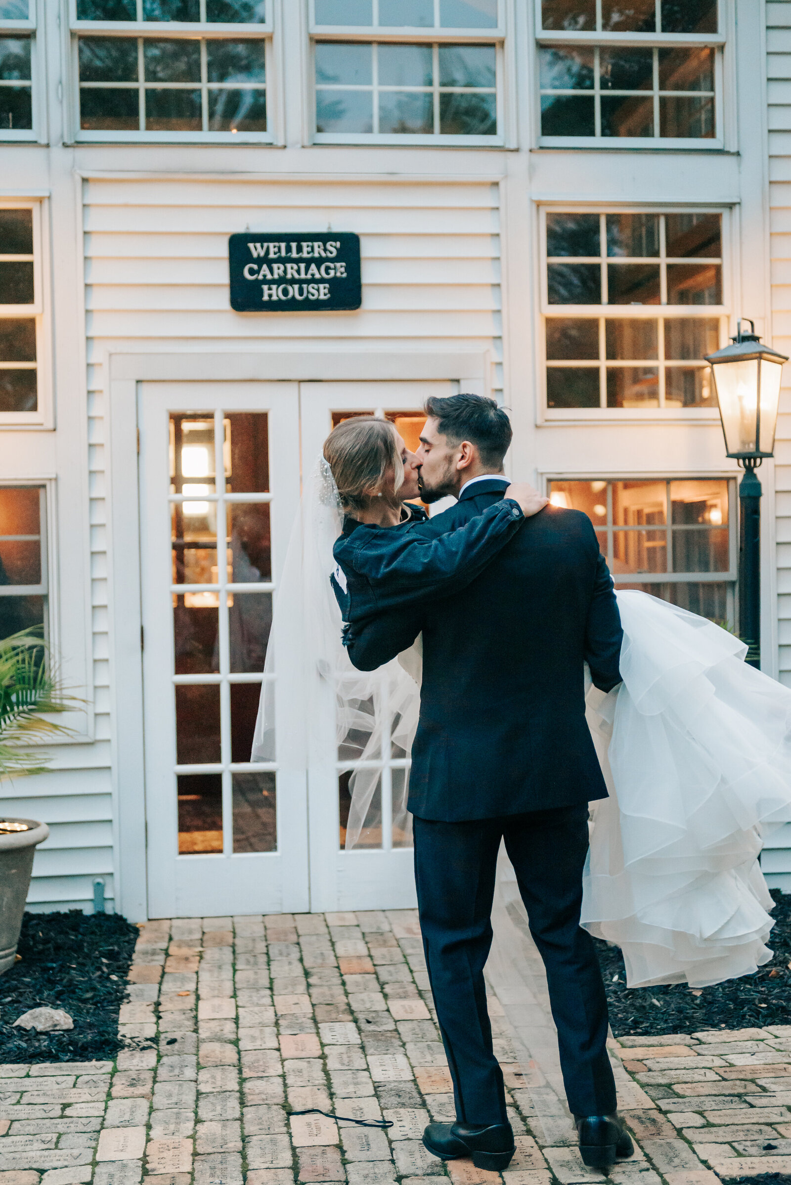 ANN-ARBOR-WEDDING-PHOTOGRAPHER-CAPTURED-BY-KELSEY-WELLERS-CARRIAGE-HOUSE-WEB-6