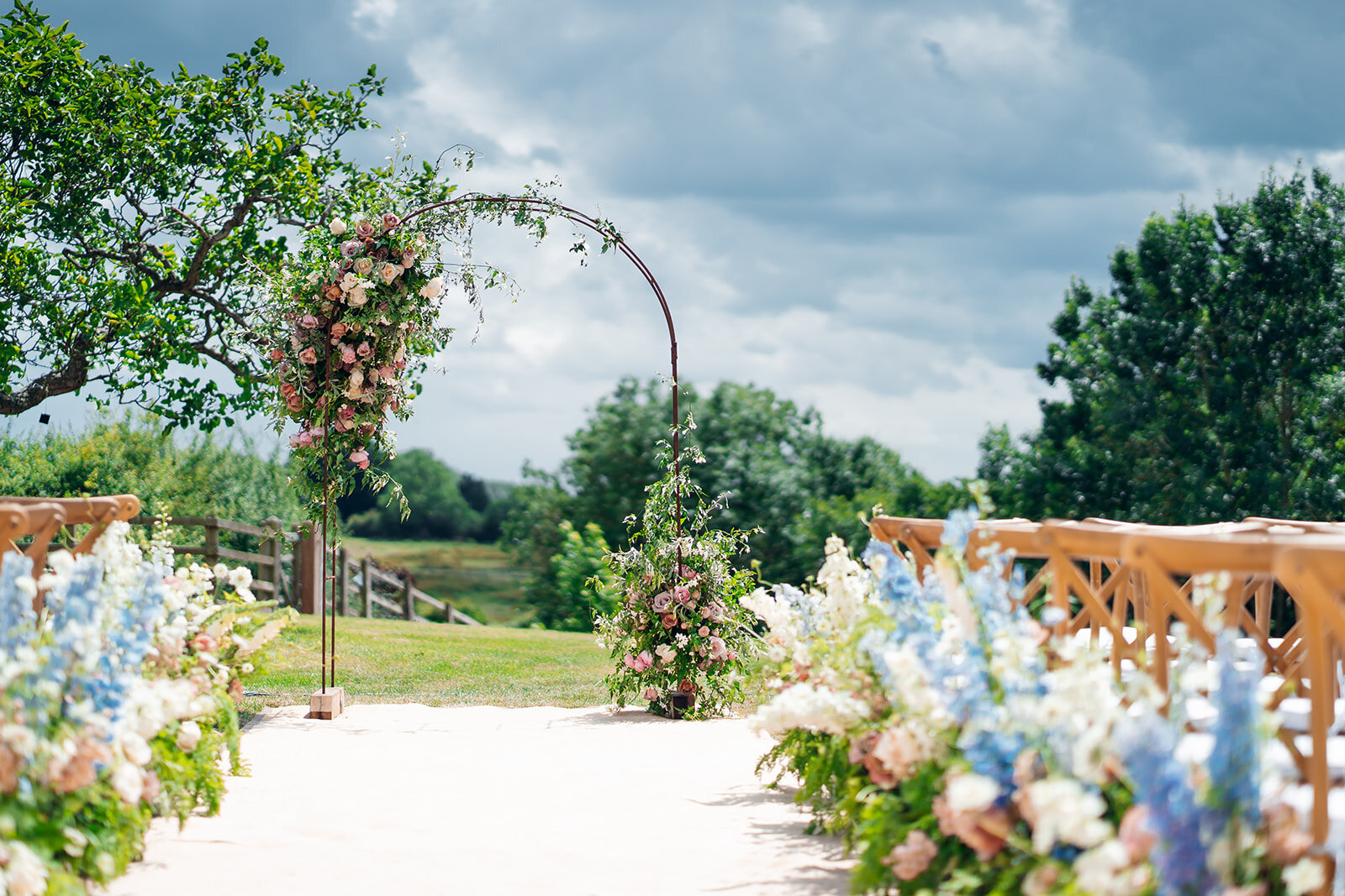 outdoor-ceremony-with-pastel-florals-at-cornwell-manor
