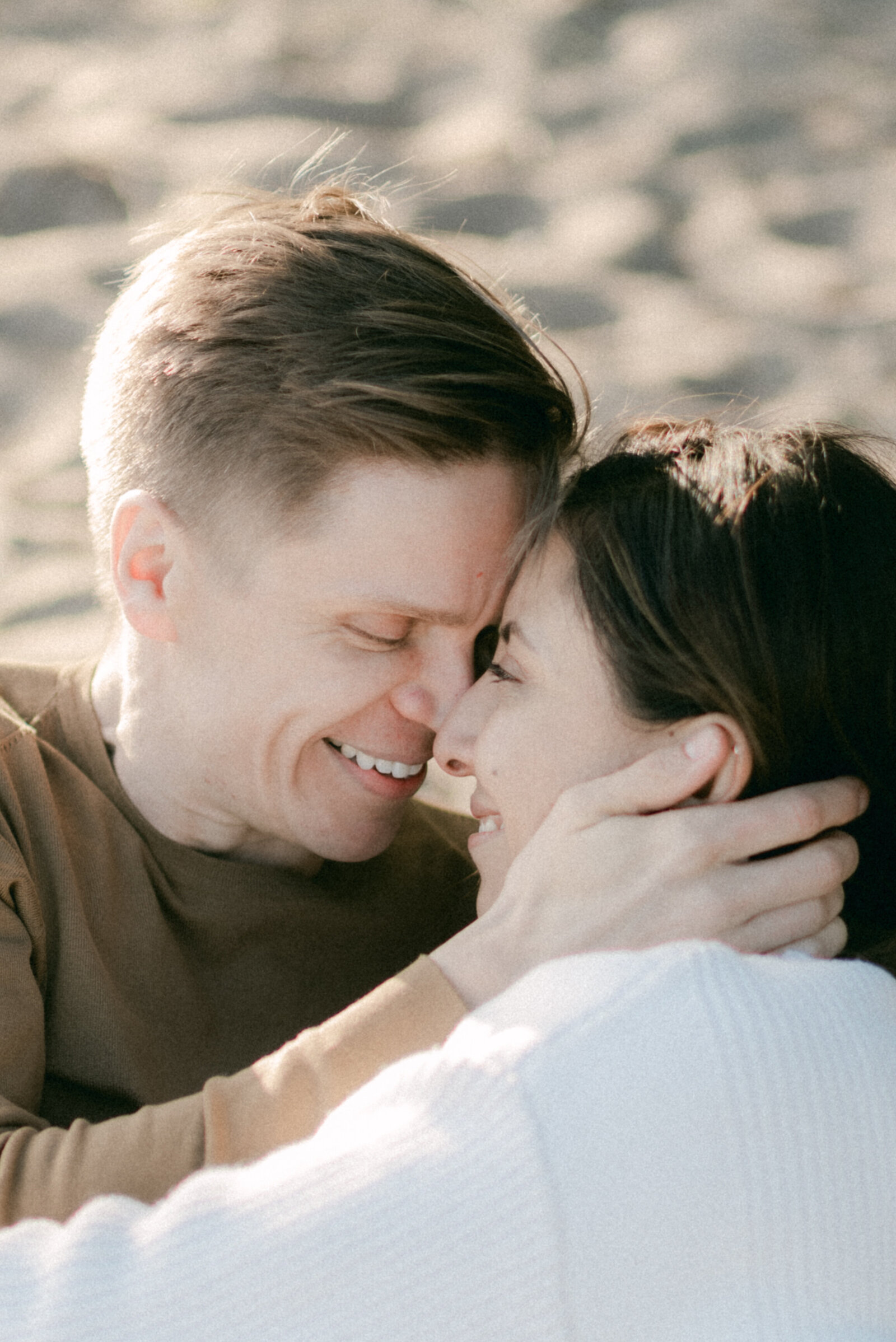 Couple on a beach on a photography session with photographer Hannika Gabrielsson