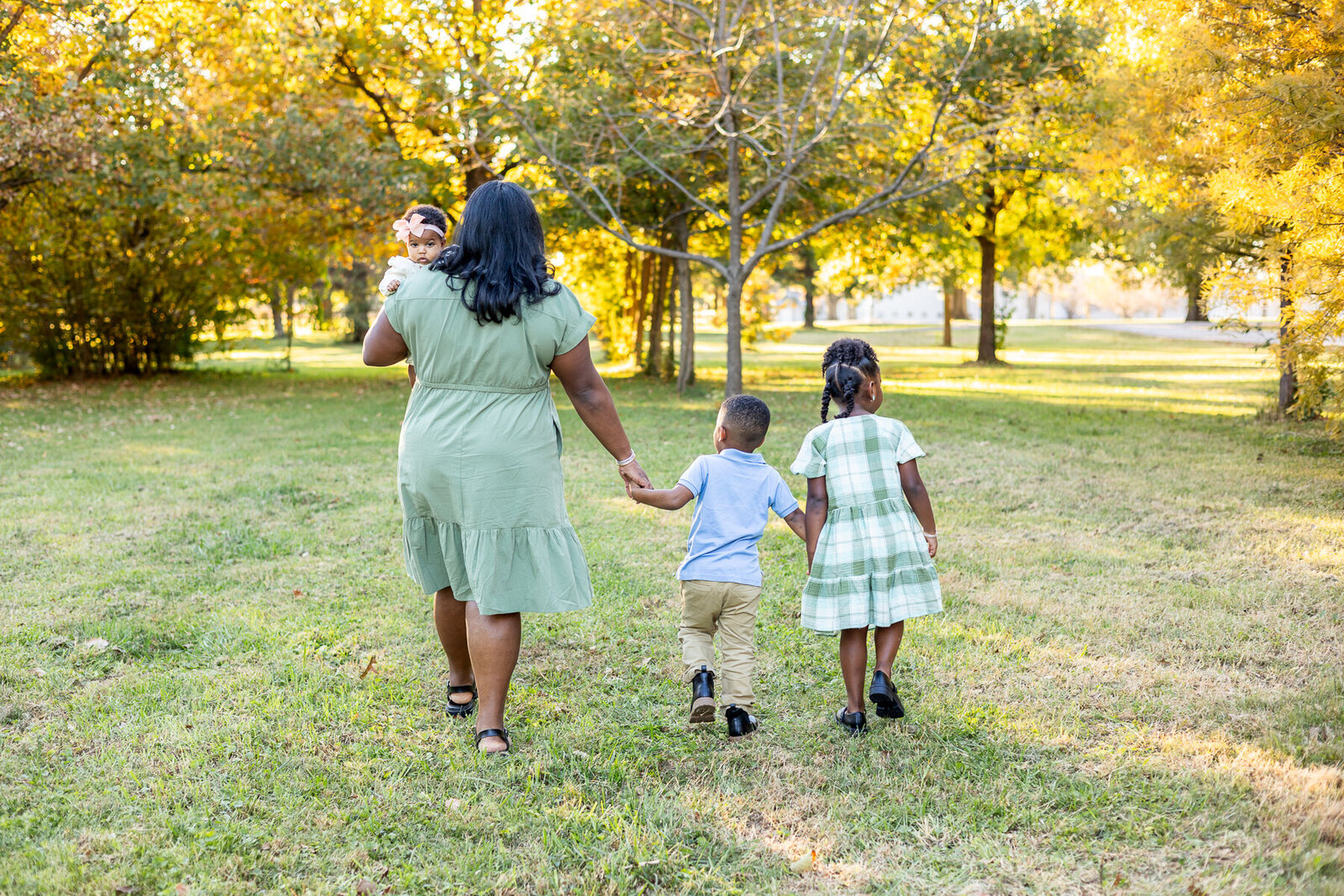 Family-outdoor-golden-hour-photography-session-fall-minis-Lexington-KY-photographer