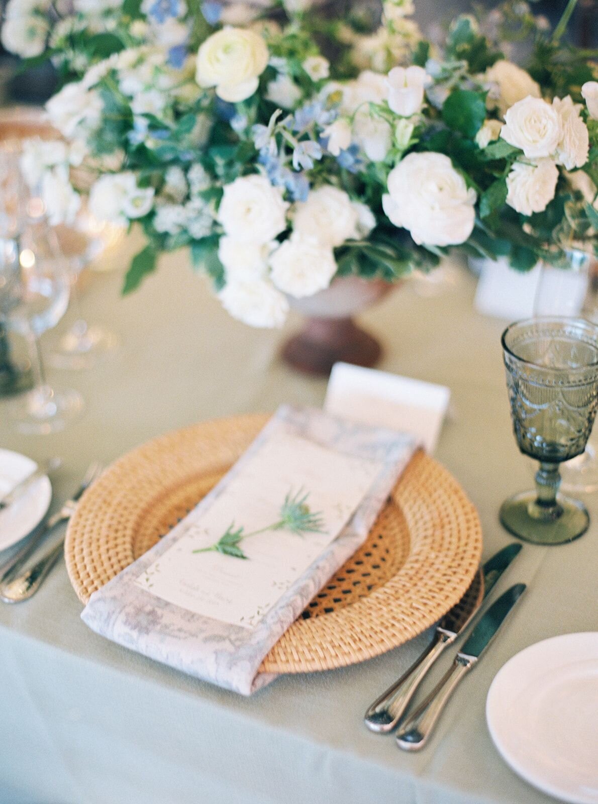leila-james-events-newport-rhode-island-luxury-wedding-planner-castle-hill-inn-venue-emily-march-payne-wedding-photographer-VaughanWedding_0836 copy 2