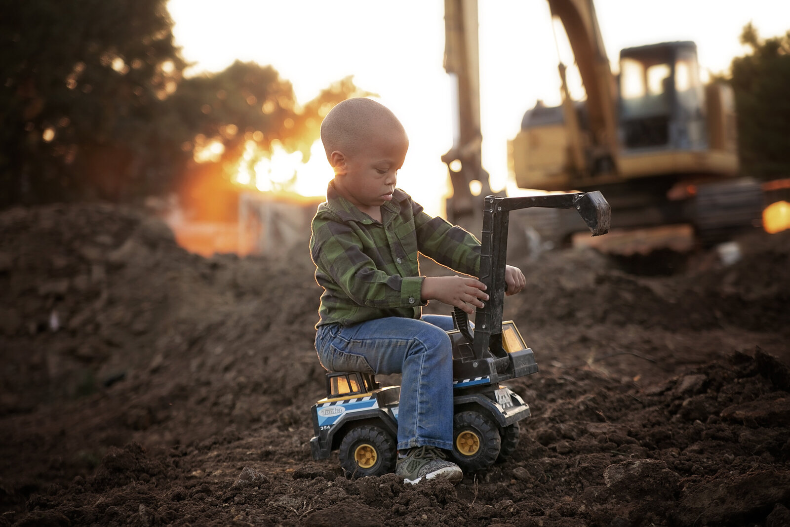 child photo session with little boy plahing in the dirt