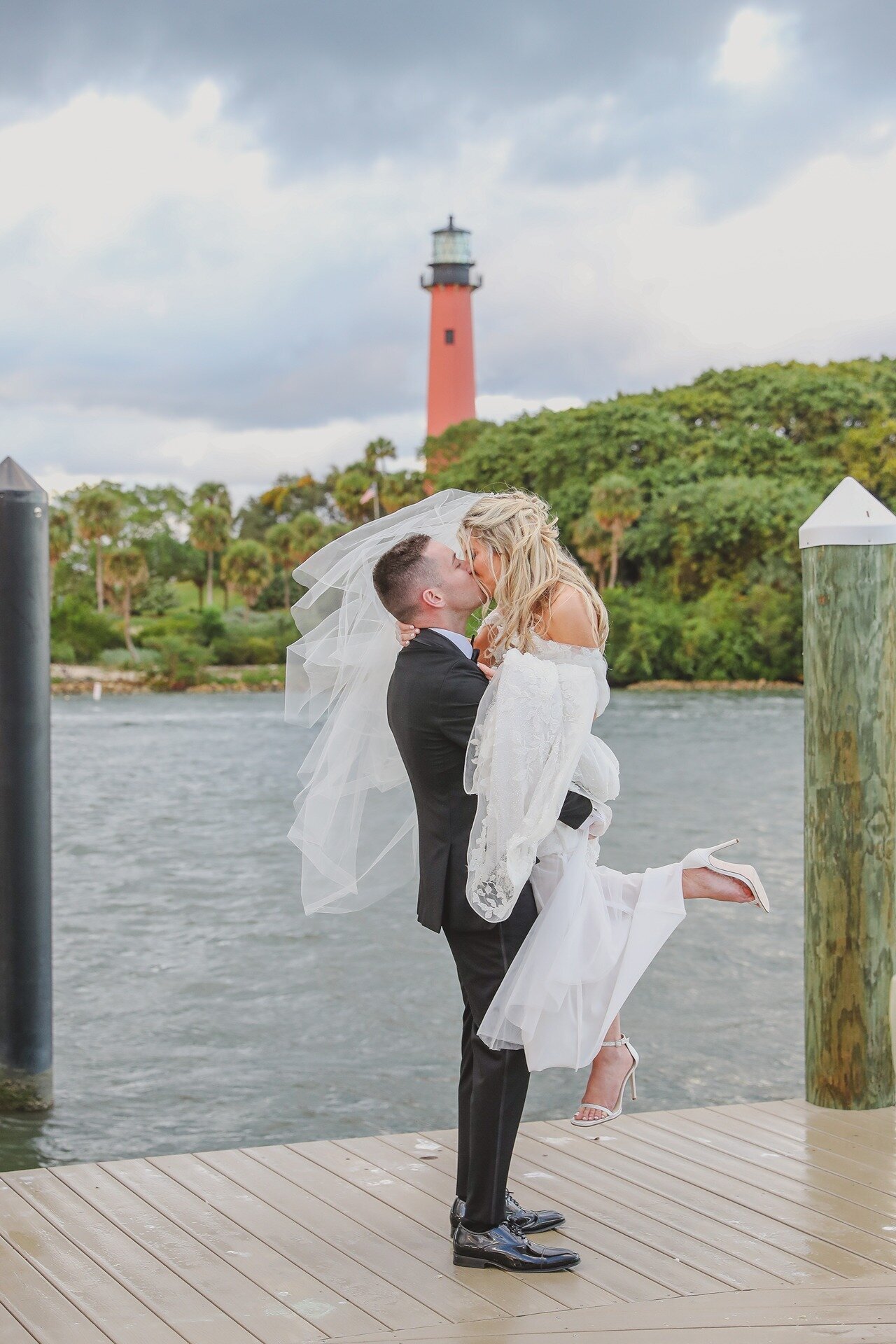 bride-groom-pelican-club-pier-2