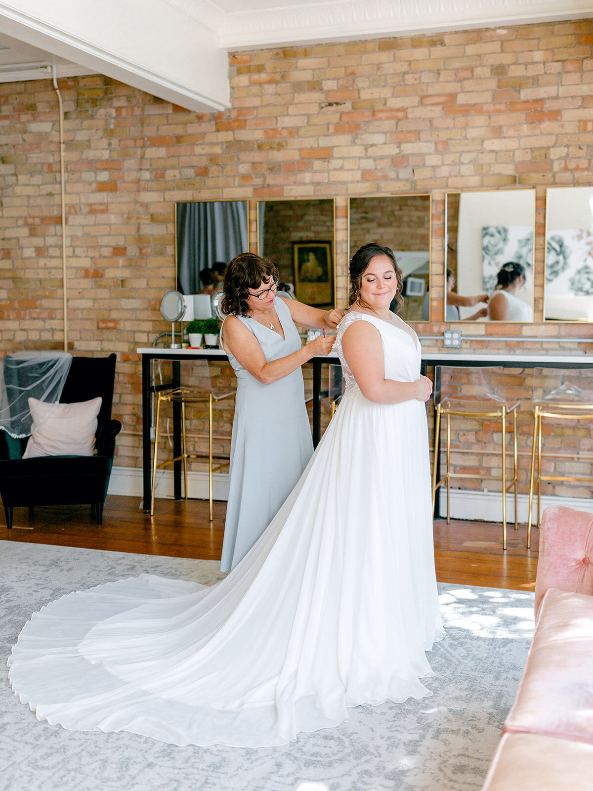 bride-getting-ready-mom-button-dress