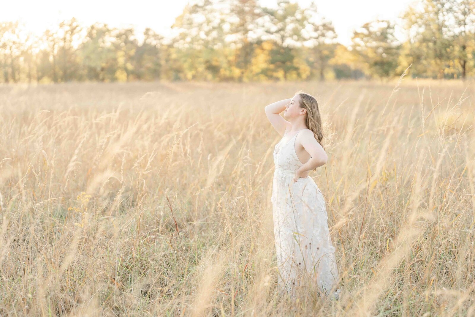 girl in the middle of a field during Ashburn, Virginia senior photo