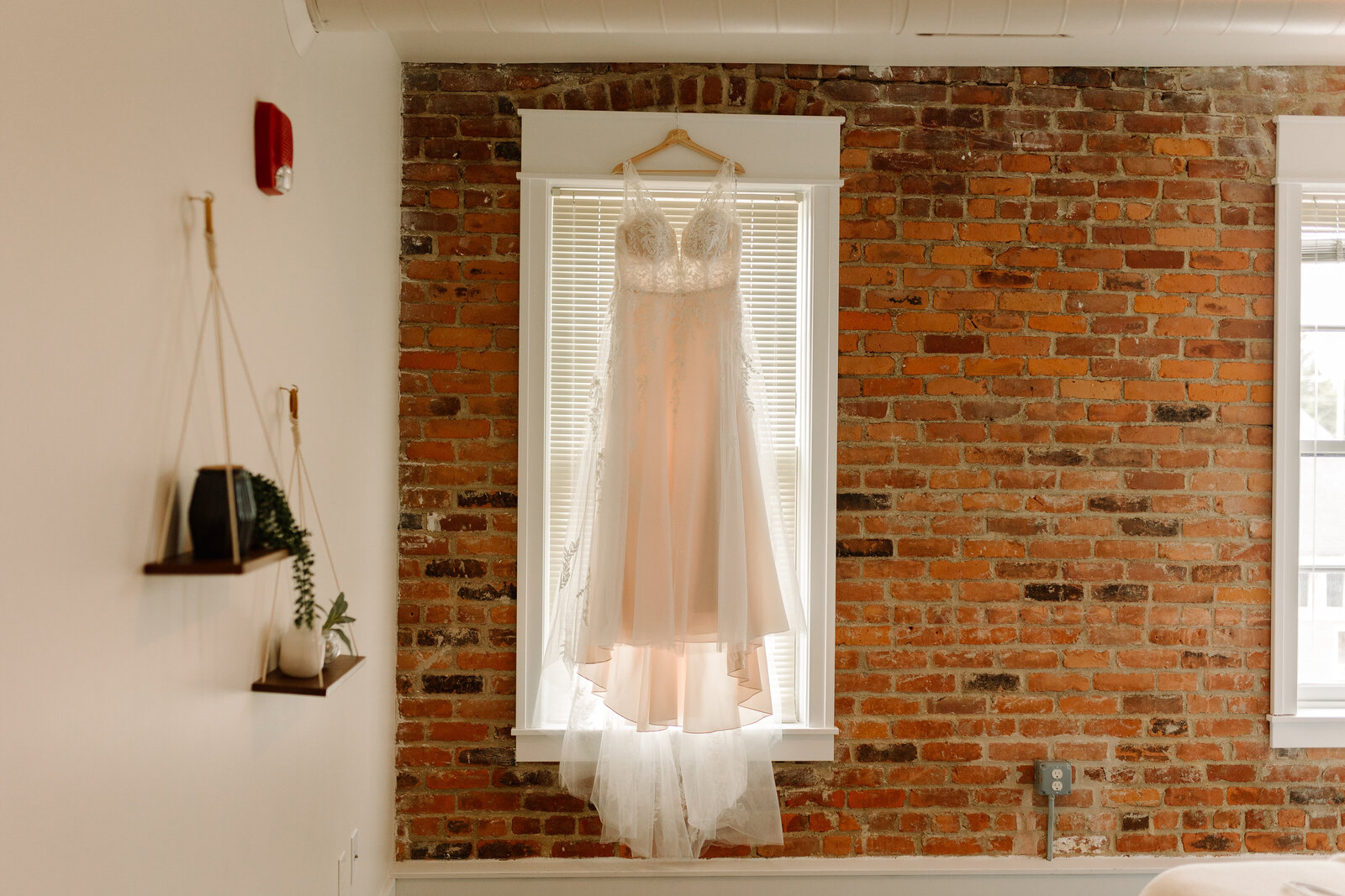 Jordan-Nolan-Ann-Arbor-Saline-Wellers-Carriage-House-Wedding-Preview-16