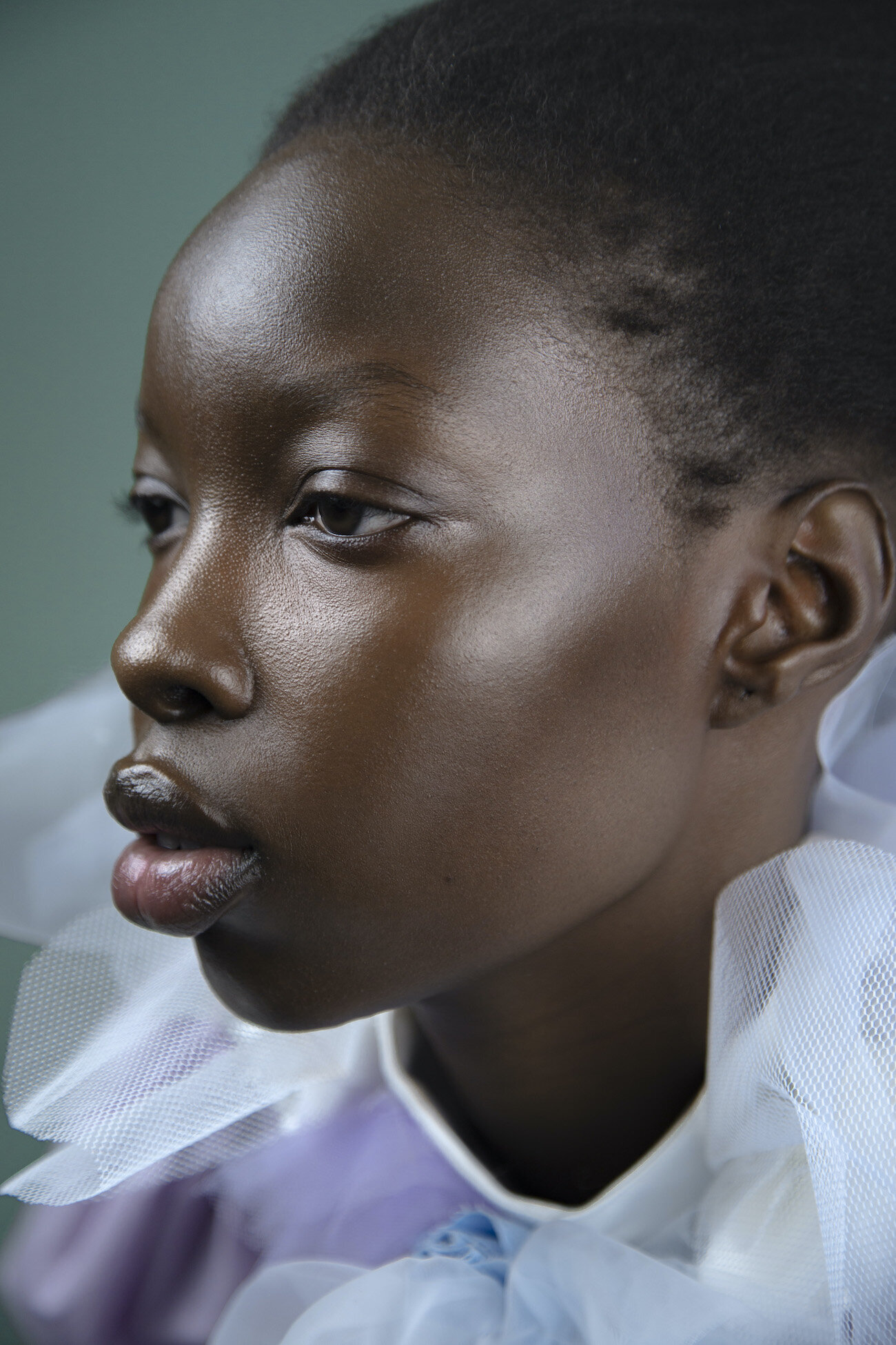 8-black-woman-natural-make-up-purple-collar