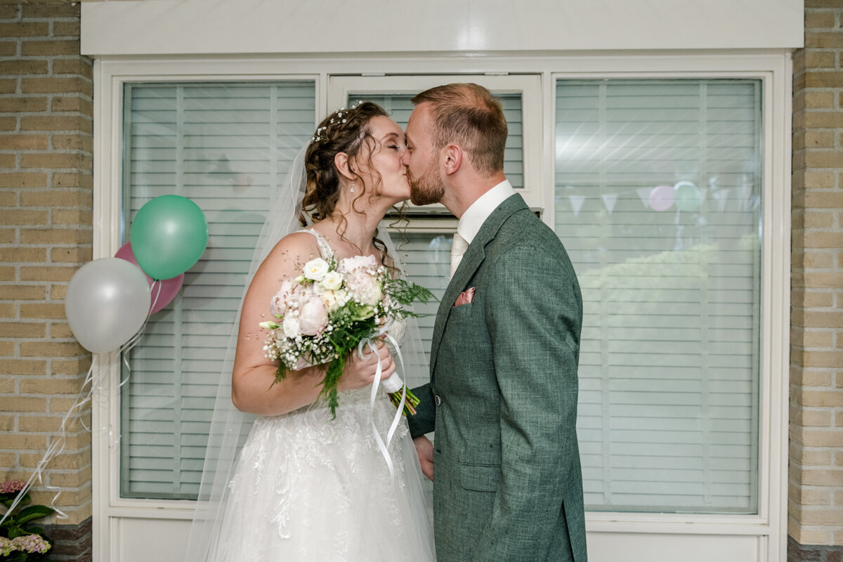 Trouwen Borg Nienoord Leek, bruiloft fotograaf, trouwen in Groningen (13)